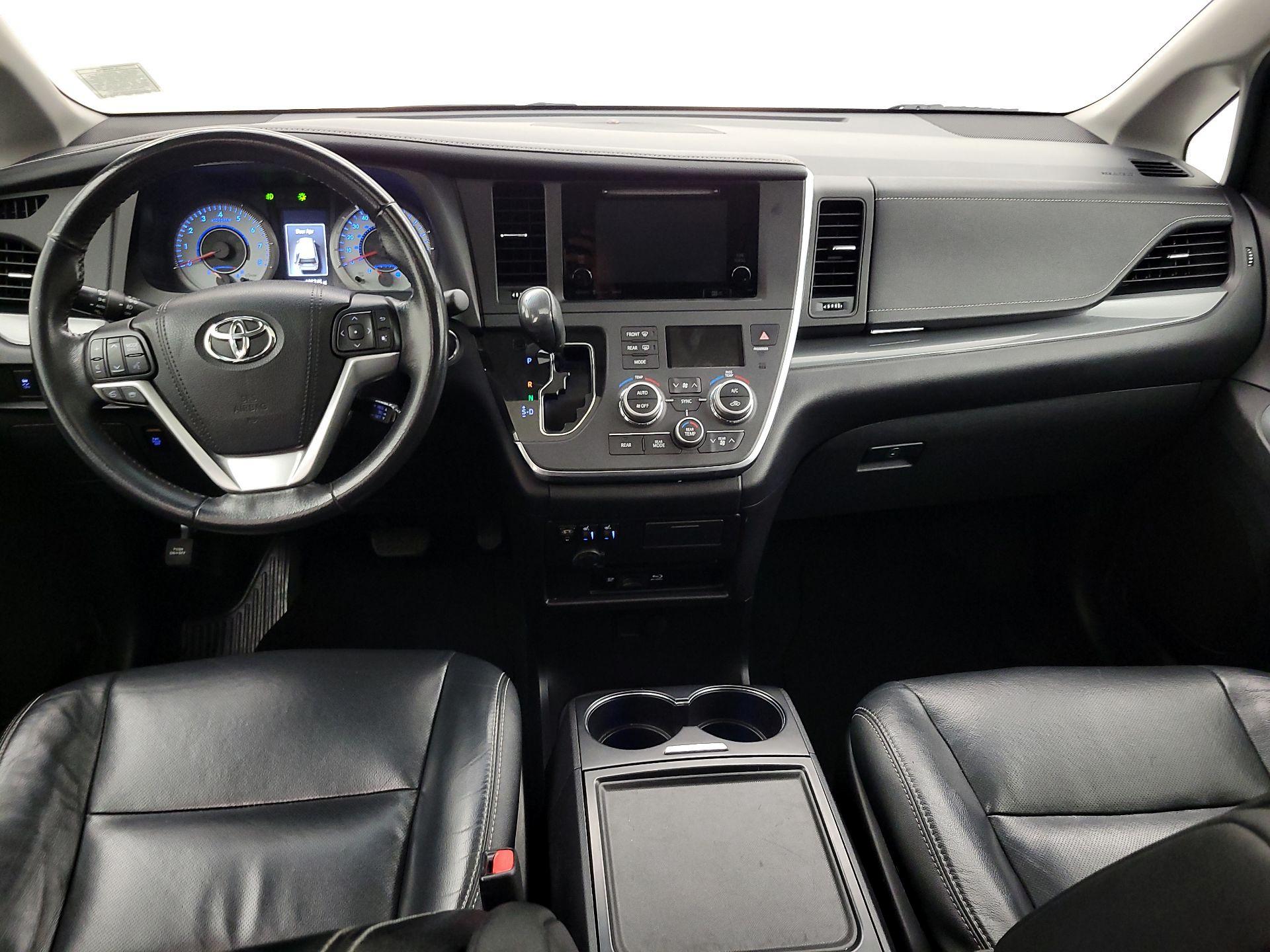 Thumbnail: 2017 Toyota Sienna - 9