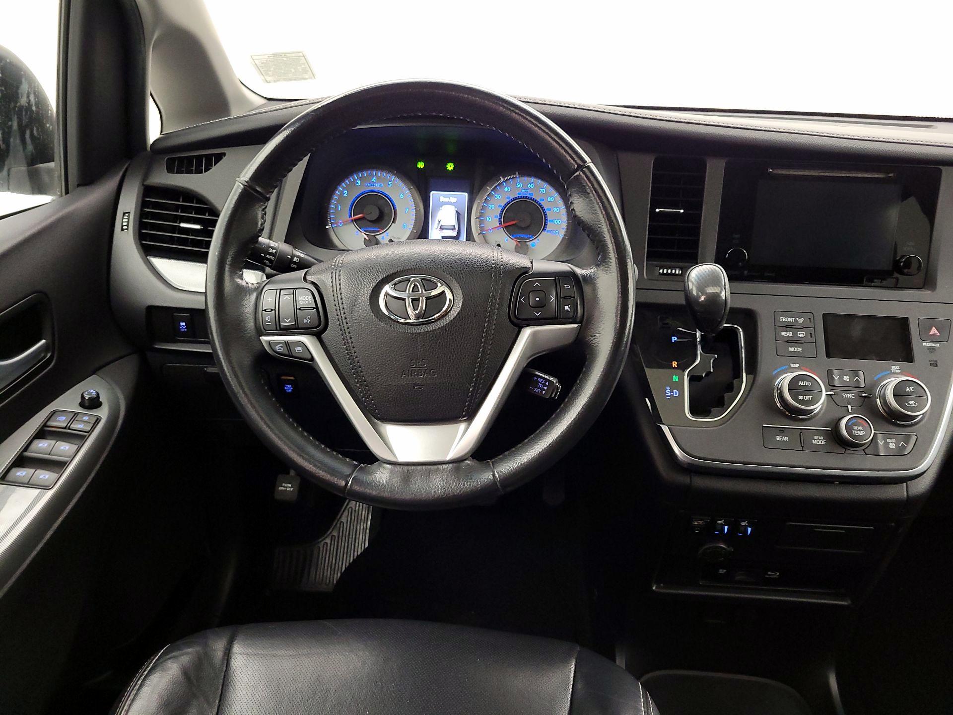 Thumbnail: 2017 Toyota Sienna - 10