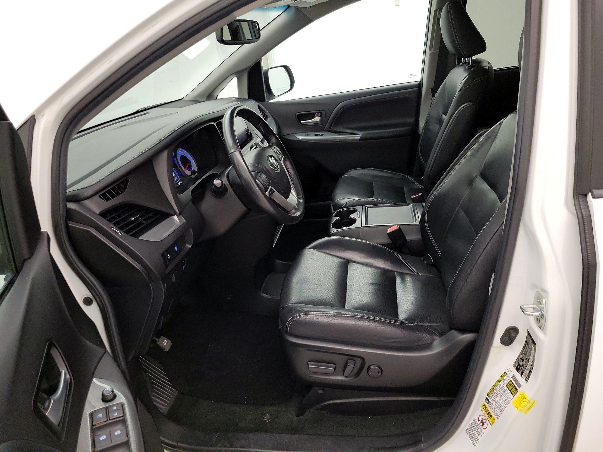 Thumbnail: 2017 Toyota Sienna - 11