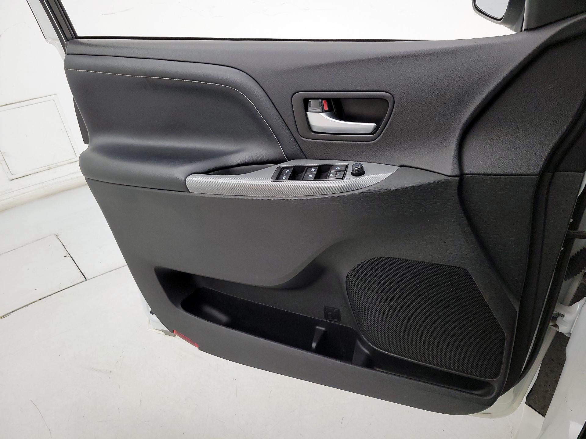 Thumbnail: 2017 Toyota Sienna - 12