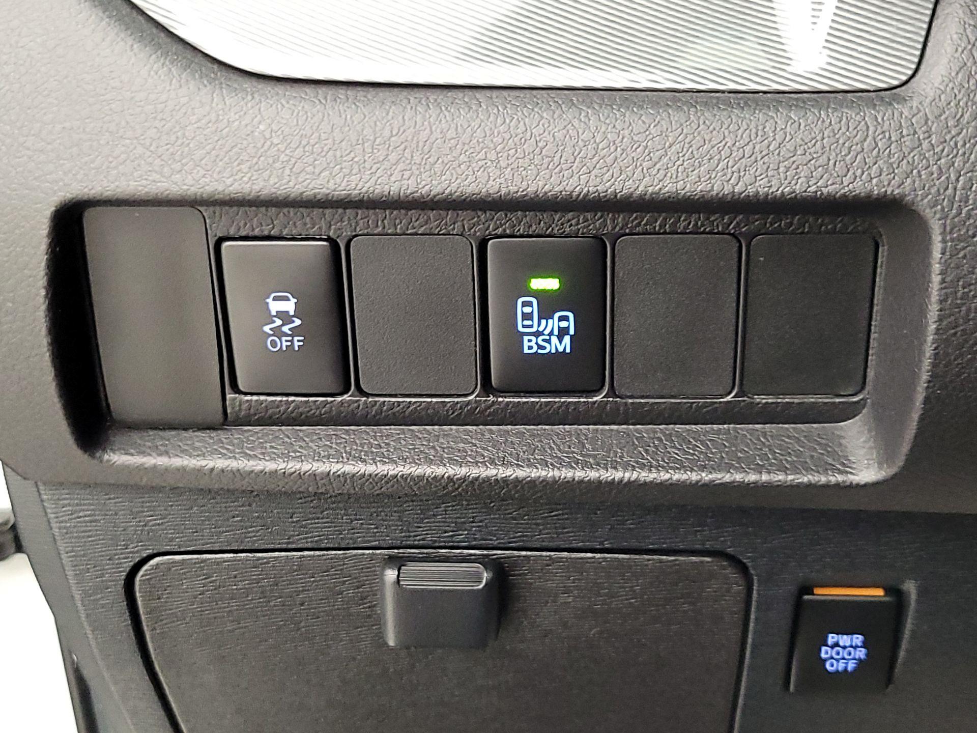 Thumbnail: 2017 Toyota Sienna - 13