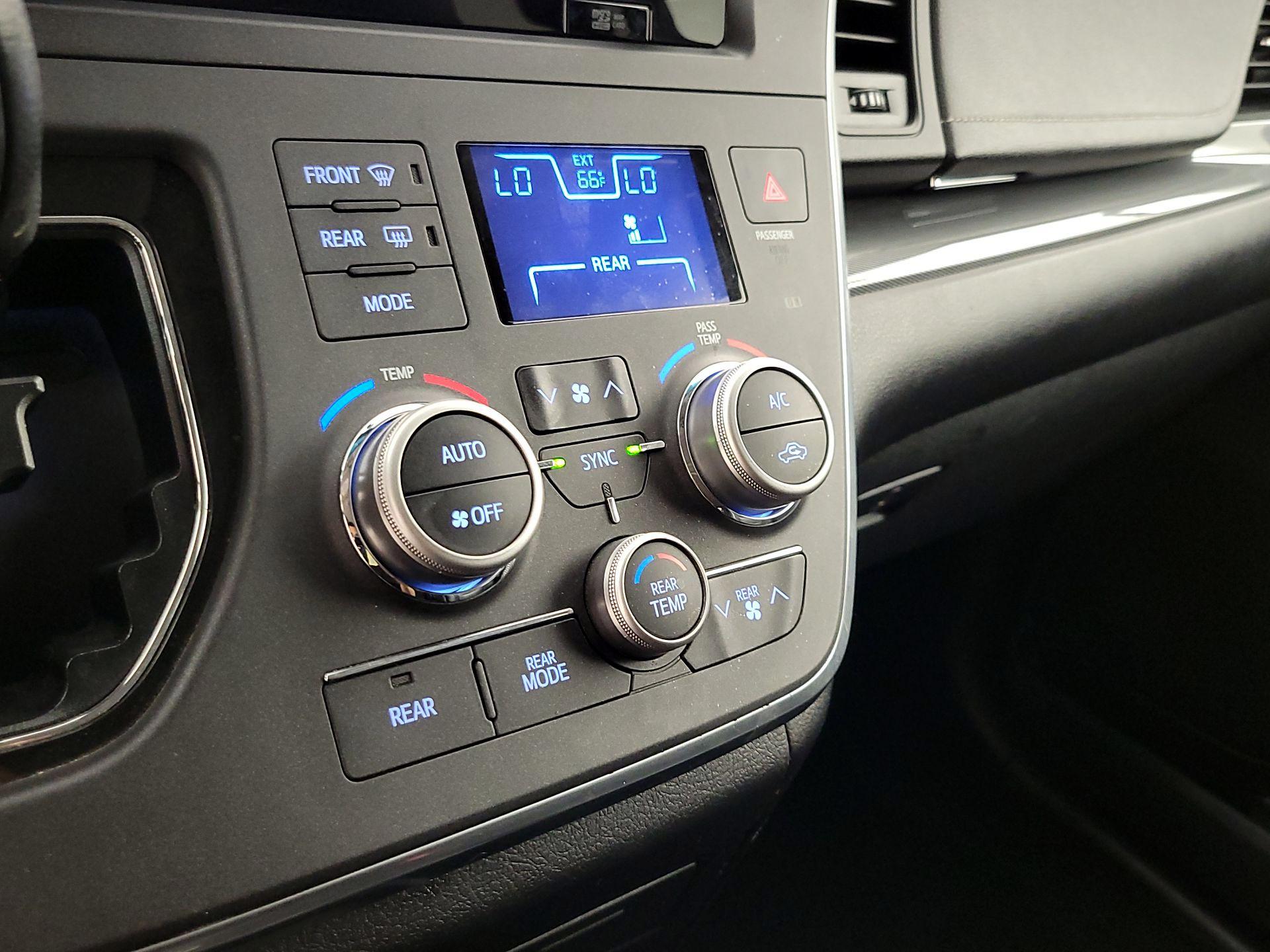 Thumbnail: 2017 Toyota Sienna - 16