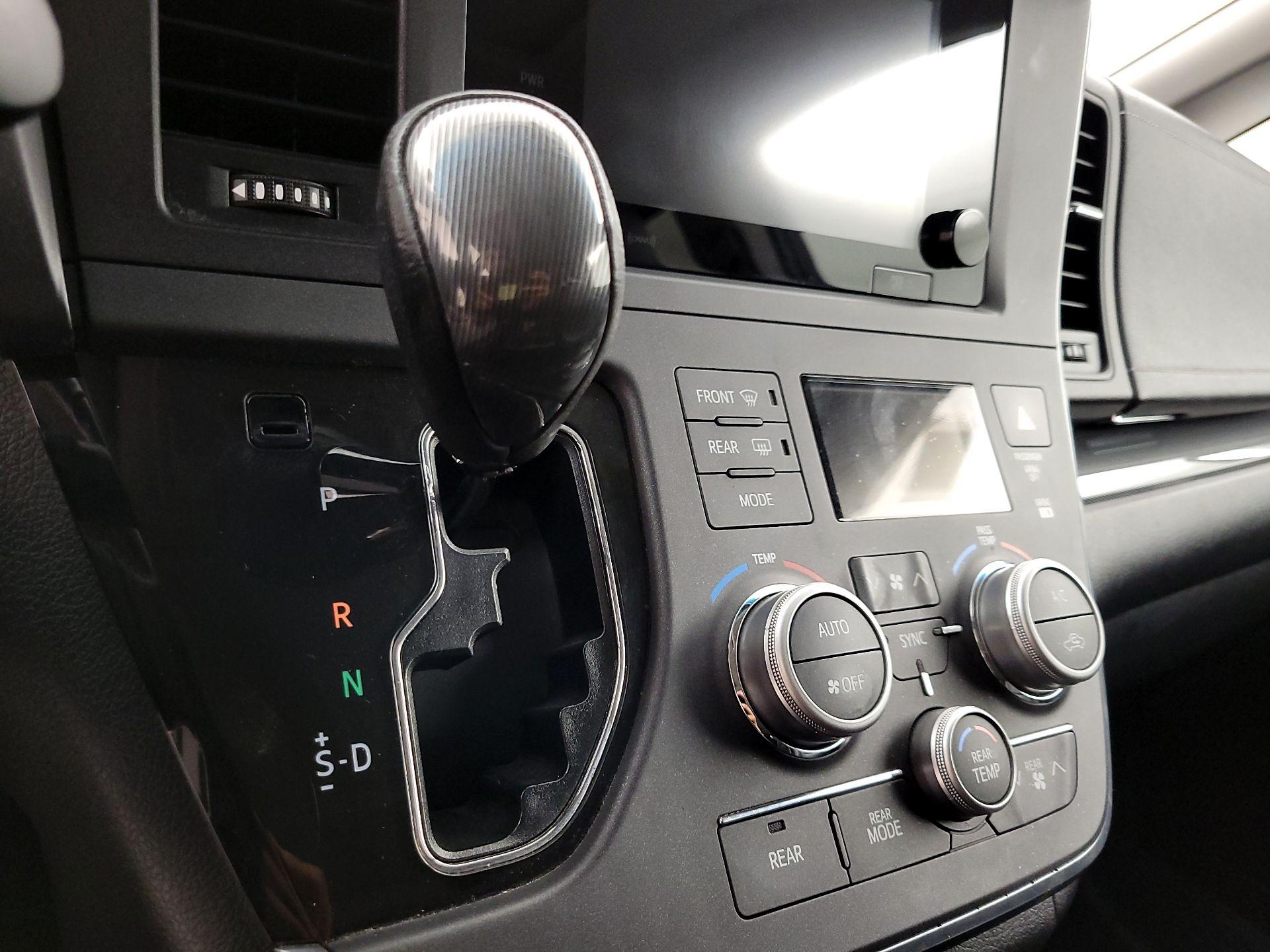 Thumbnail: 2017 Toyota Sienna - 17