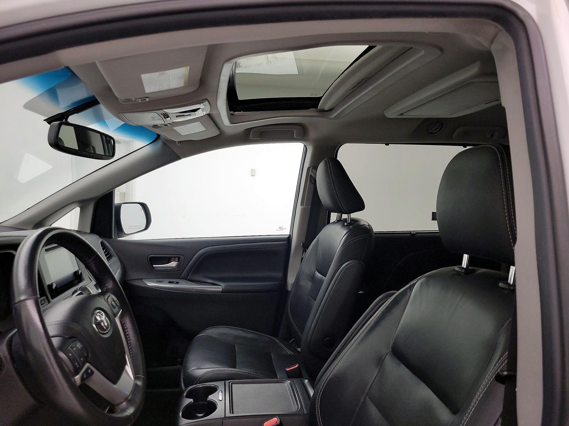 Thumbnail: 2017 Toyota Sienna - 18