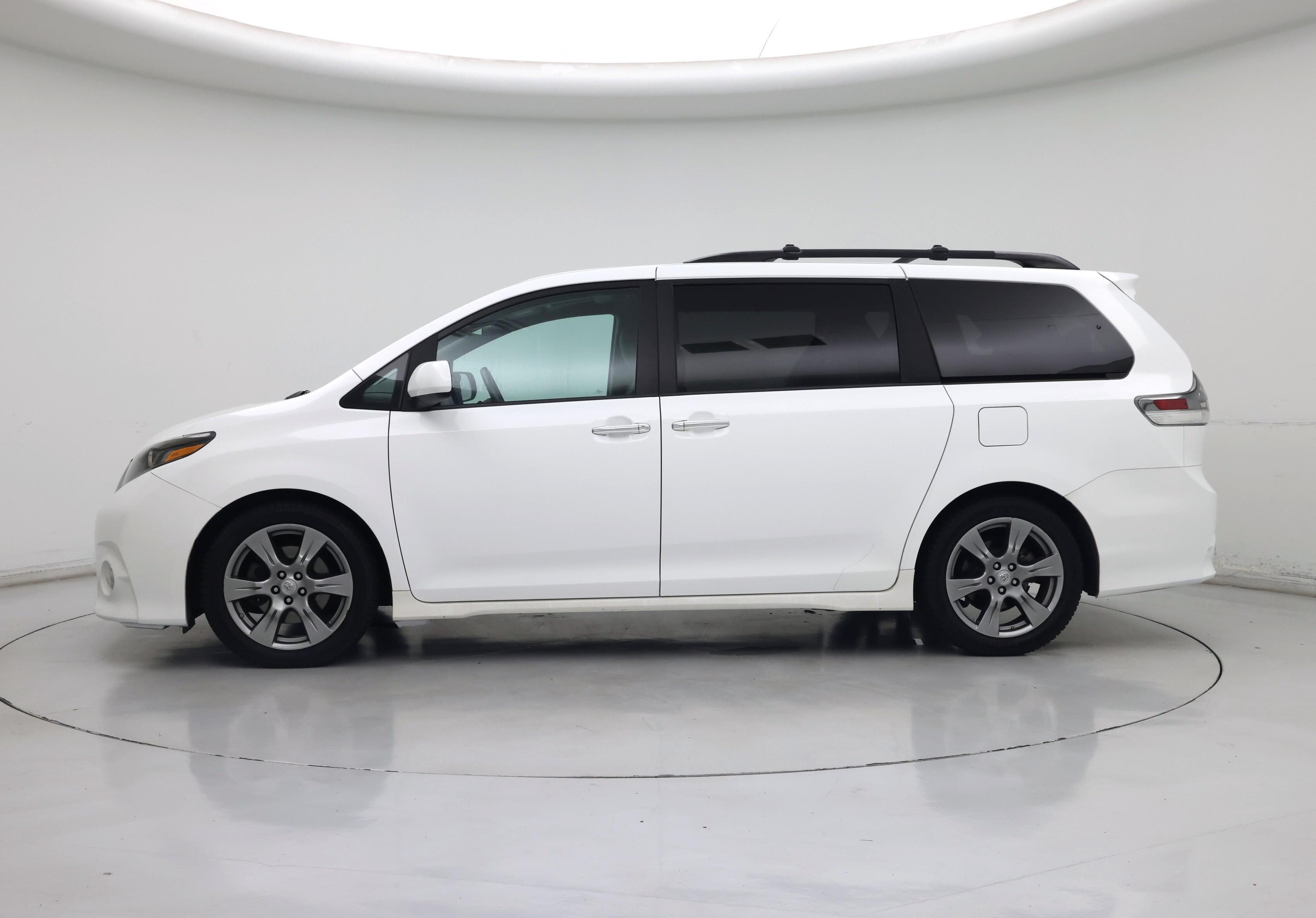 Thumbnail: 2017 Toyota Sienna - 3