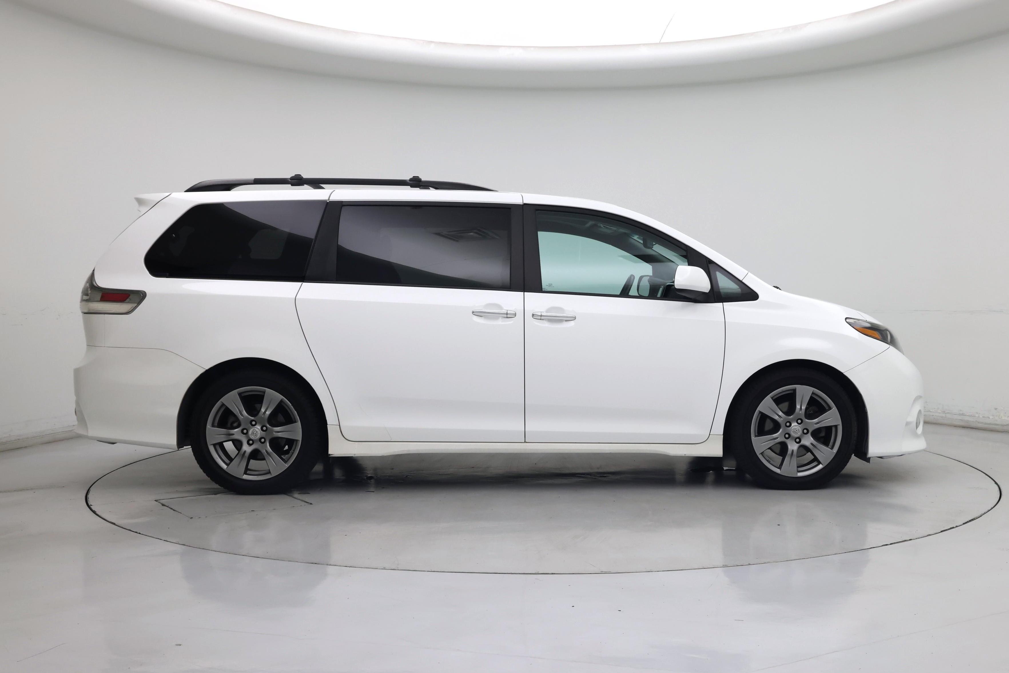 Thumbnail: 2017 Toyota Sienna - 7