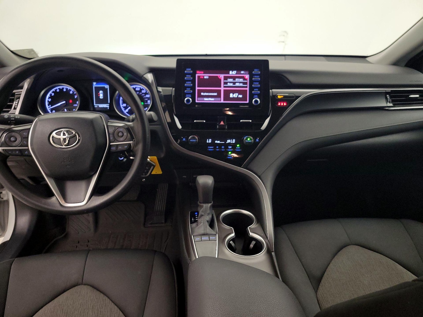 2022 Toyota Camry LE - Photo 10
