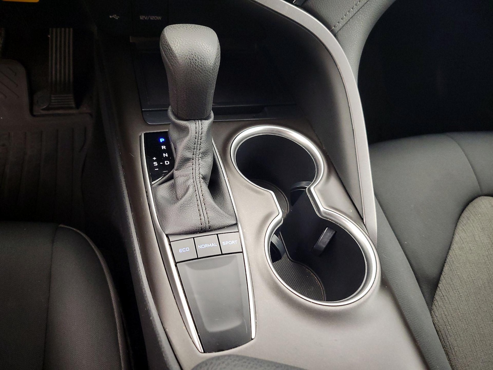 2022 Toyota Camry LE - Photo 18