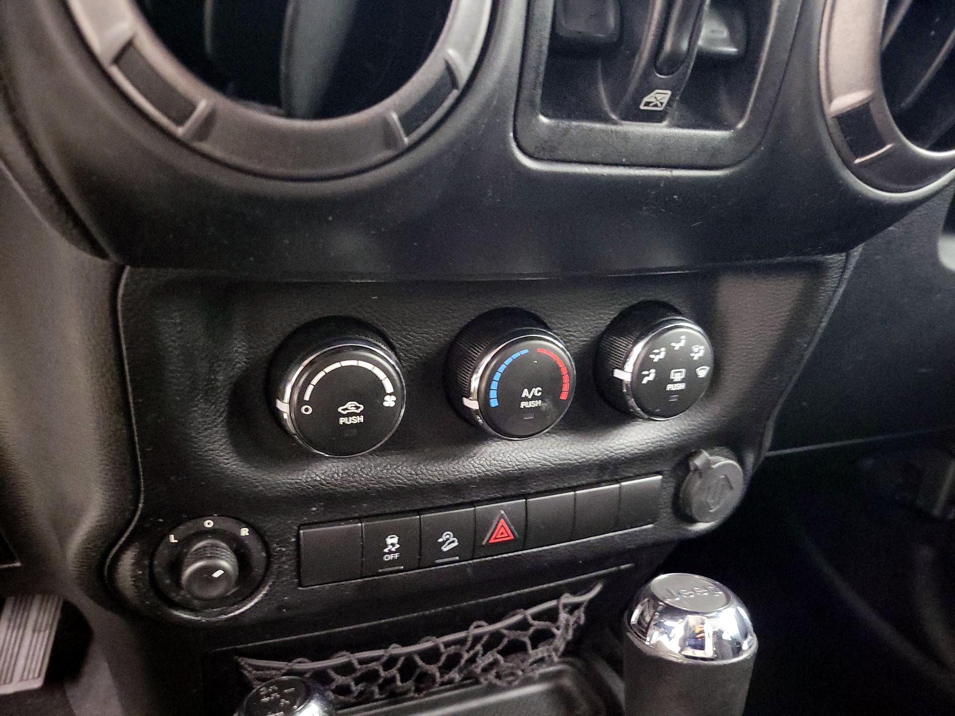 Thumbnail: 2014 Jeep Wrangler - 15