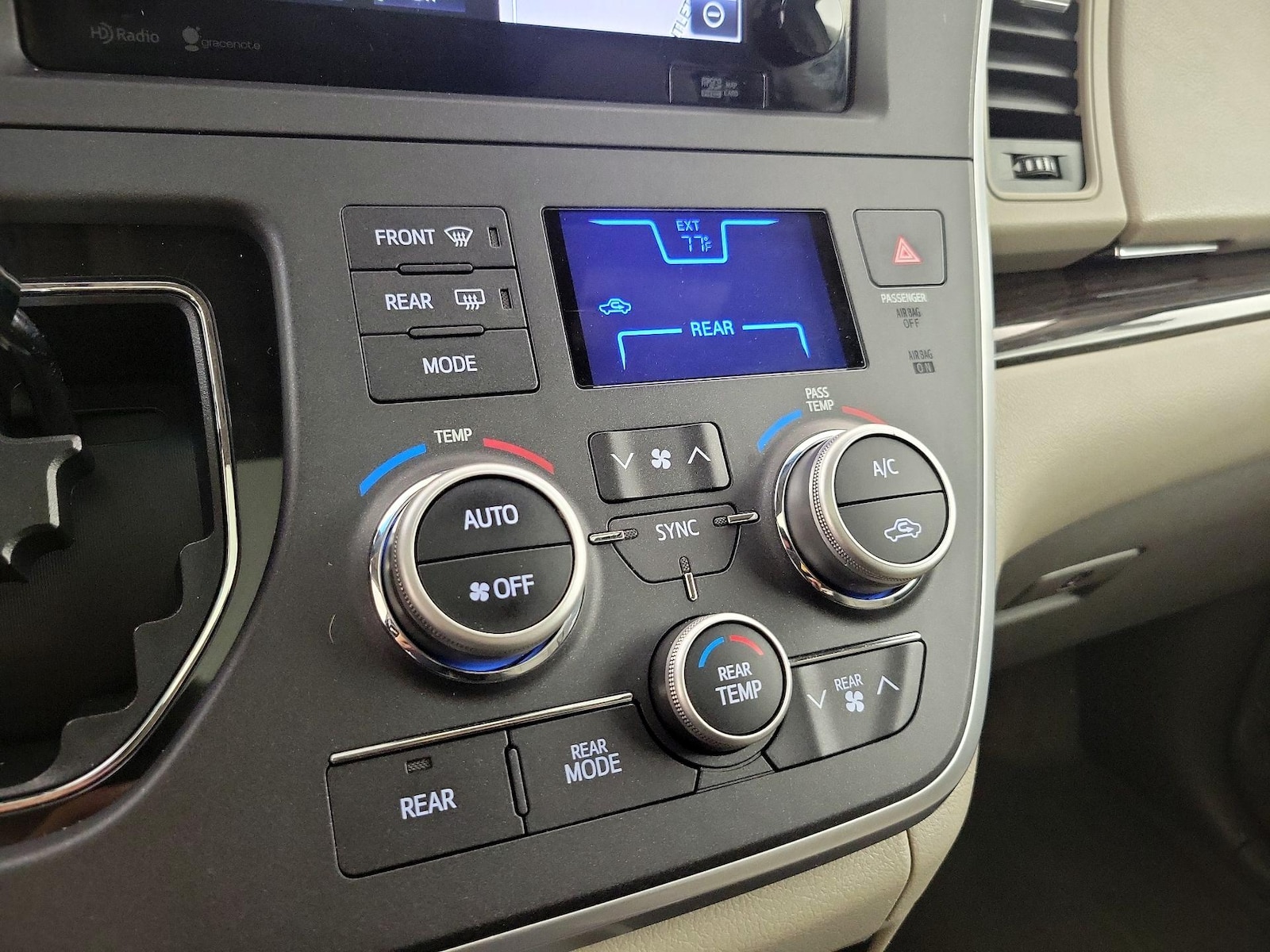 2015 Toyota Sienna XLE Premium - Photo 18