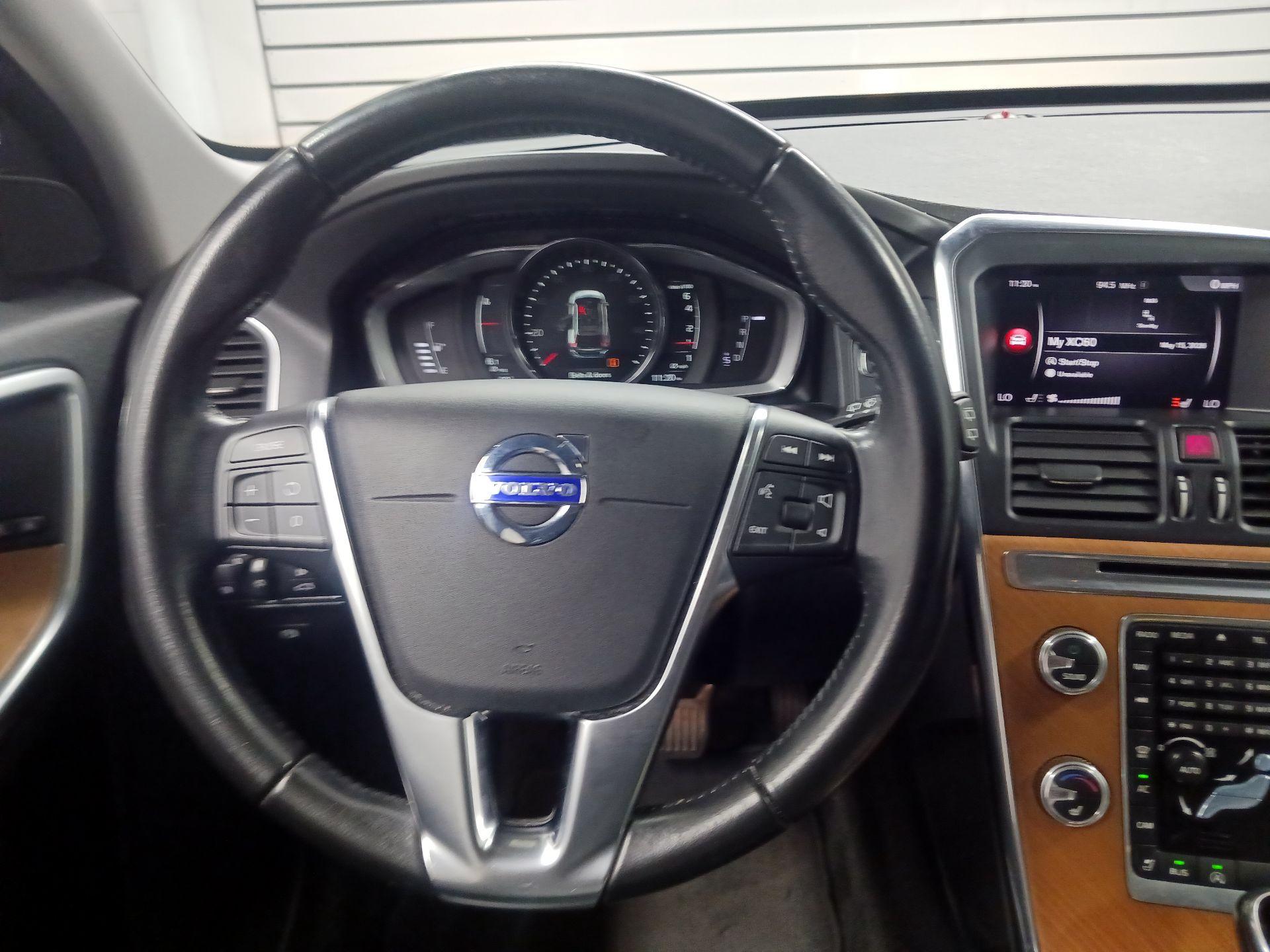 Thumbnail: 2017 Volvo XC60 - 10