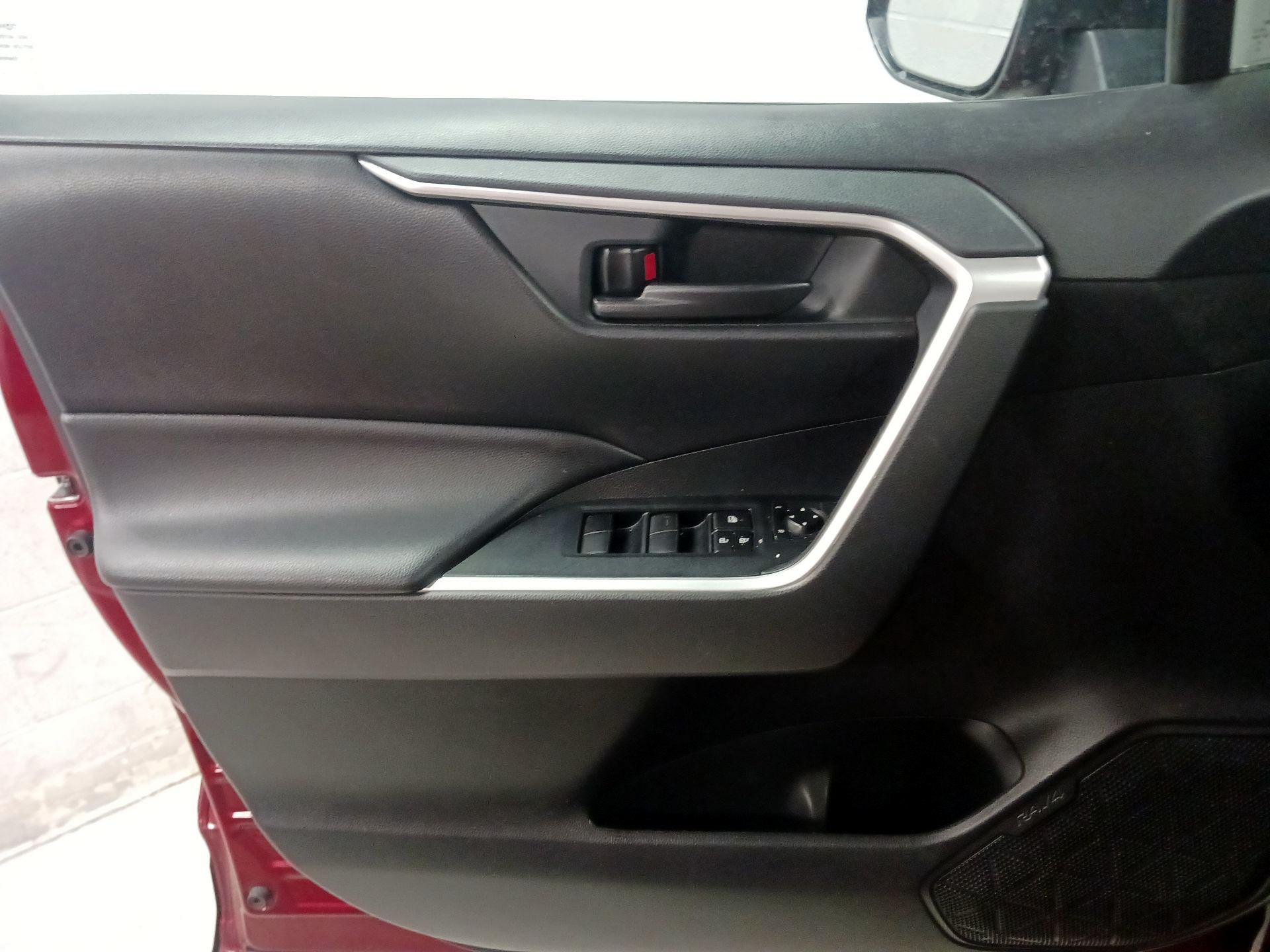 Thumbnail: 2020 Toyota RAV4 - 10