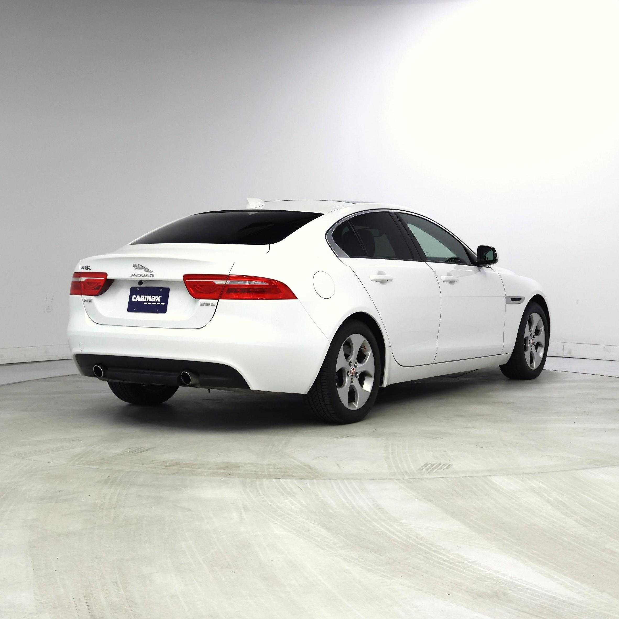 Thumbnail: 2017 Jaguar XE - 8