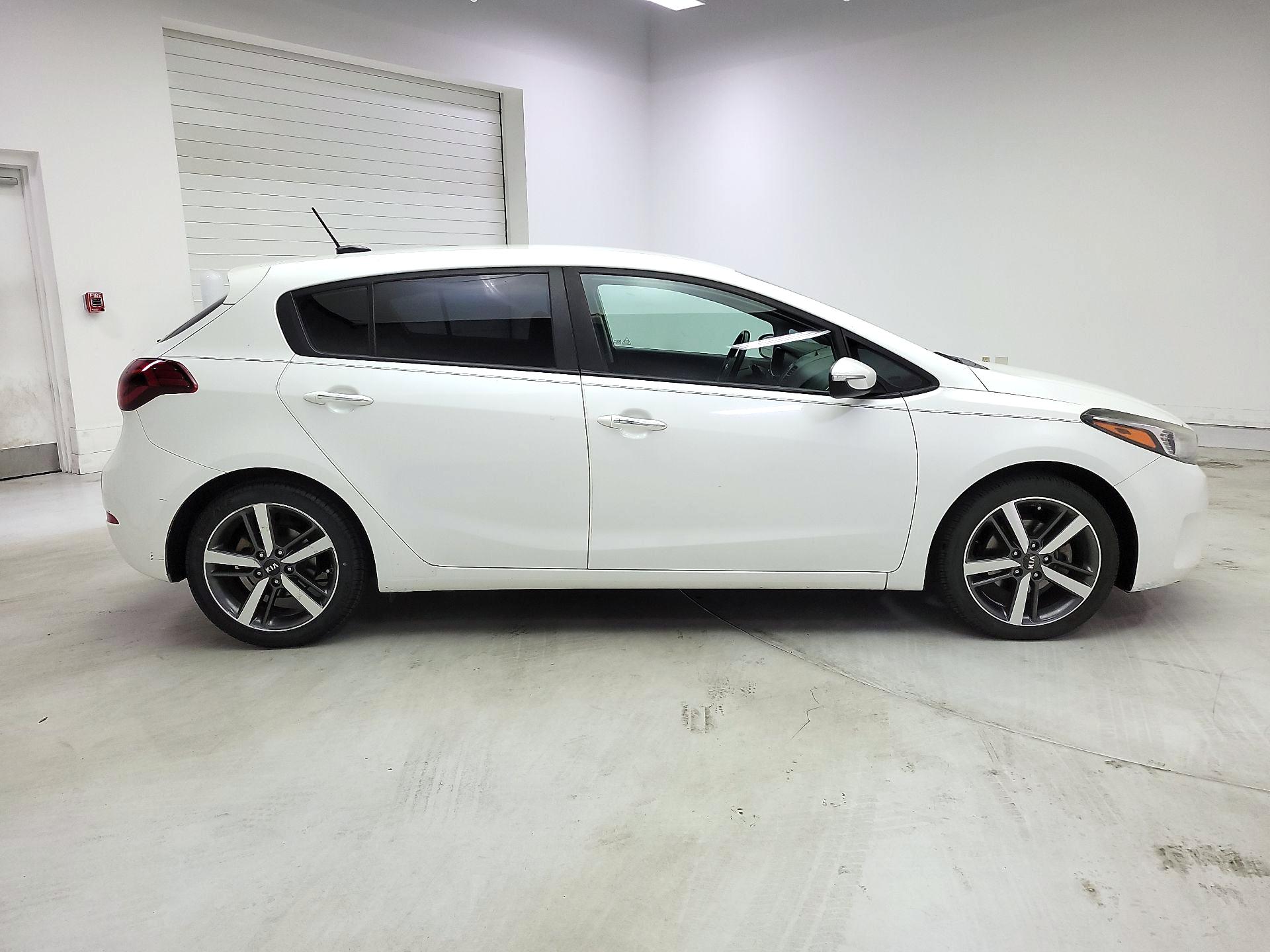 Thumbnail: 2017 Kia Forte - 4