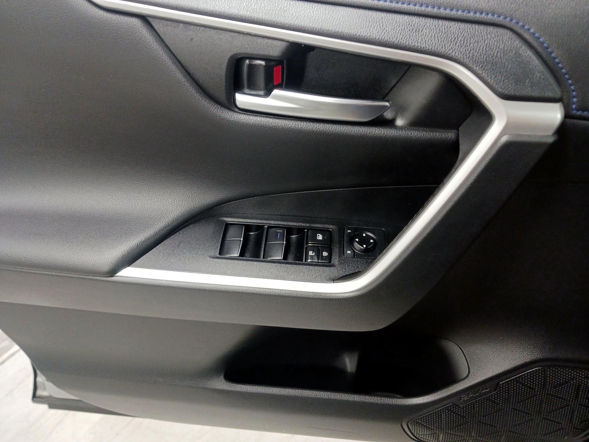 Thumbnail: 2021 Toyota RAV4 - 10
