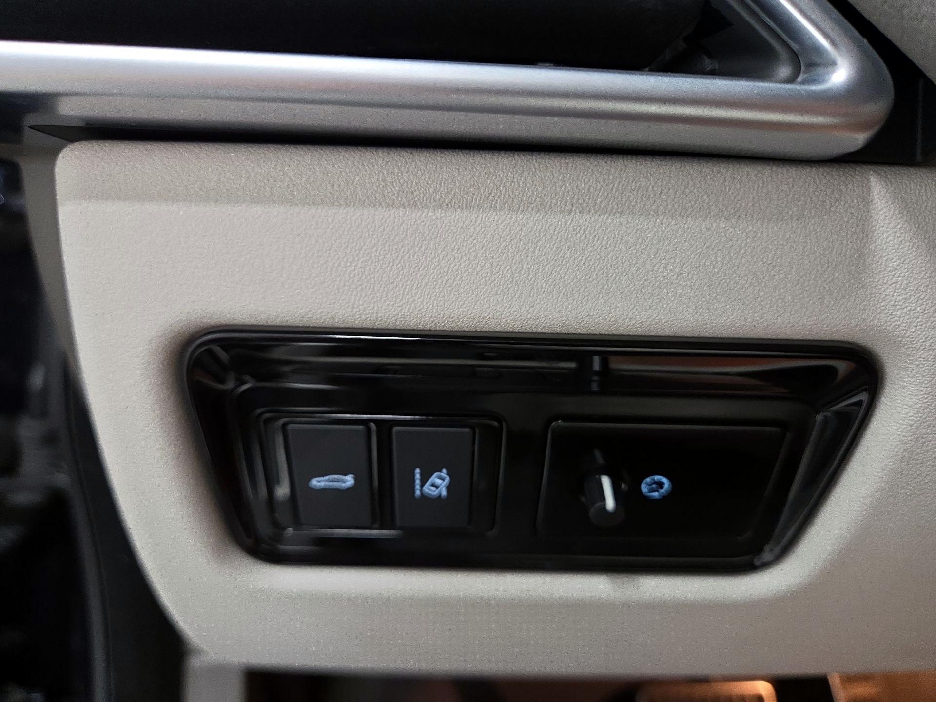 Thumbnail: 2019 Jaguar XE - 11