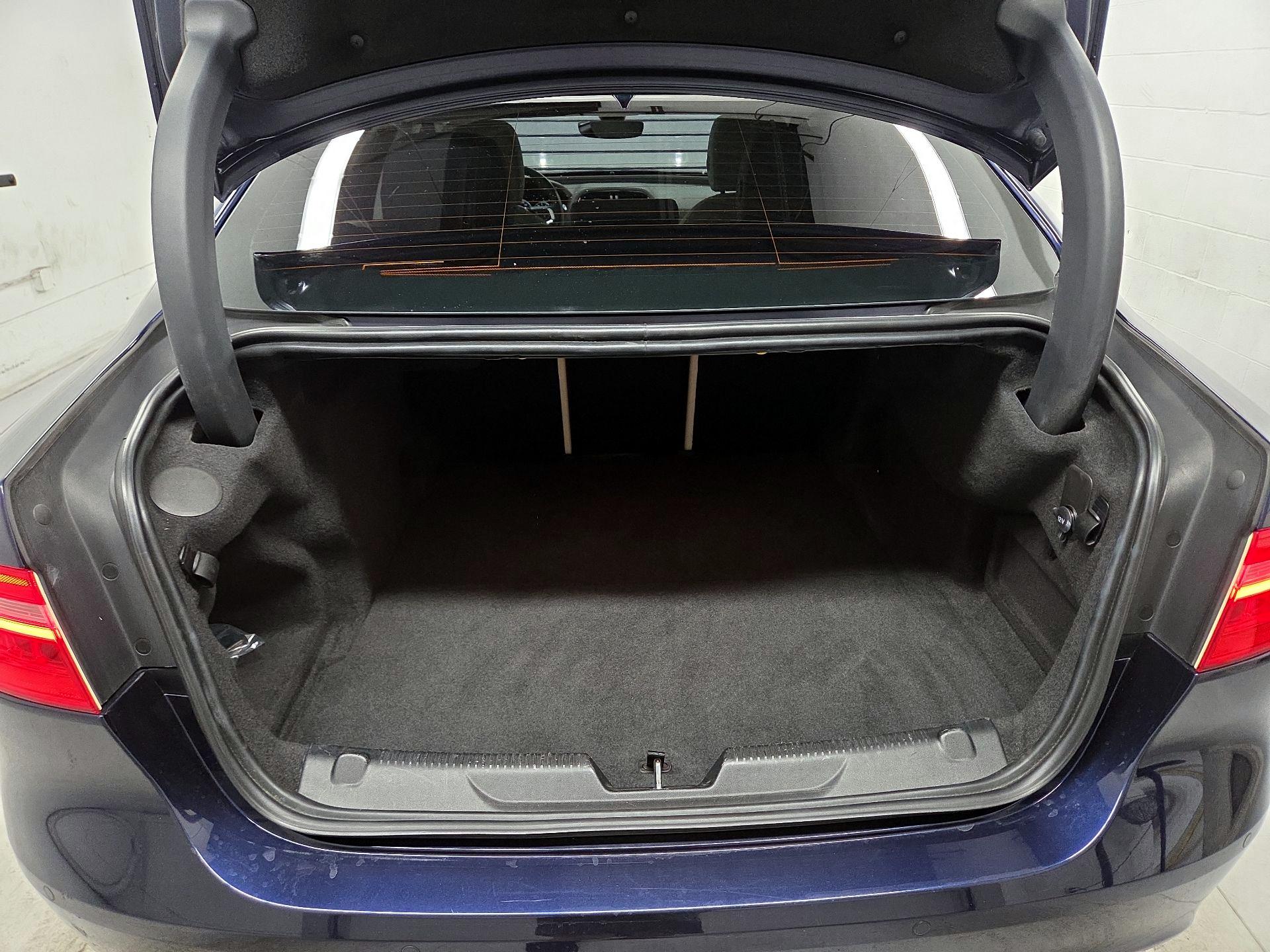 Thumbnail: 2019 Jaguar XE - 18