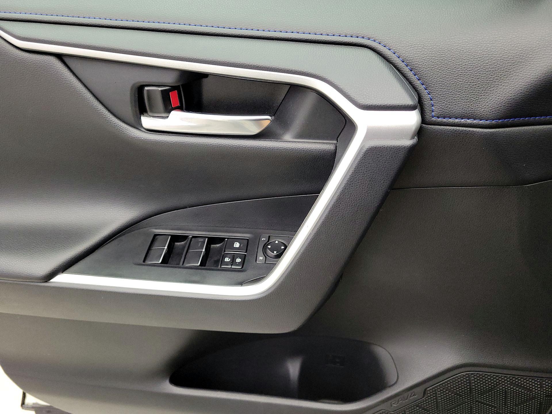 Thumbnail: 2020 Toyota RAV4 - 10
