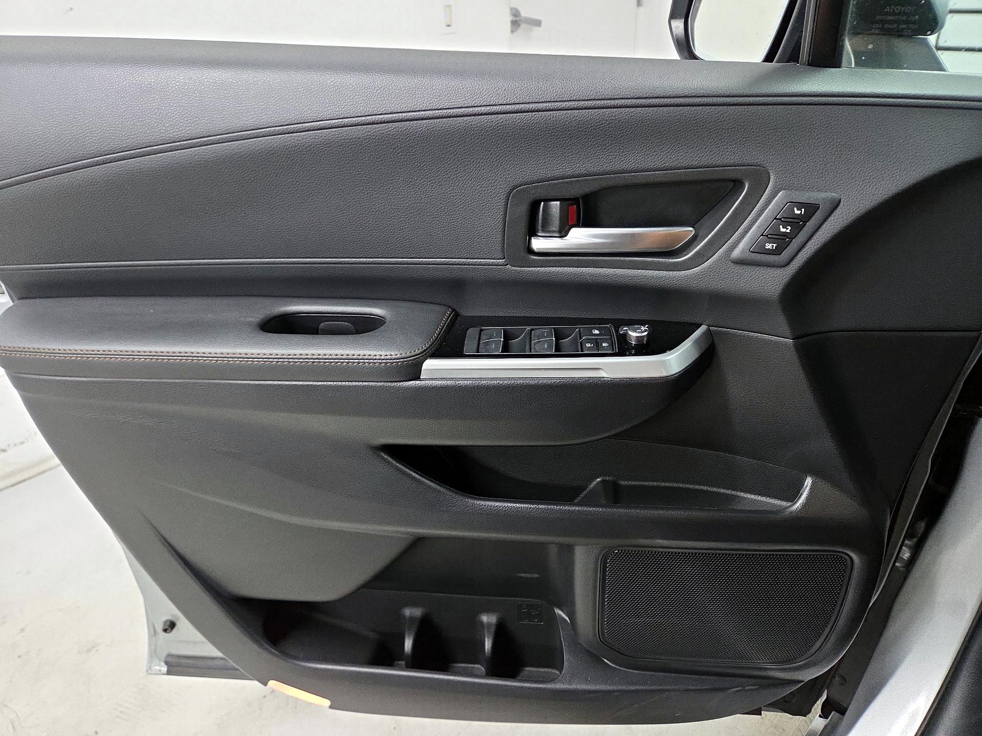 Thumbnail: 2025 Toyota Sienna - 10