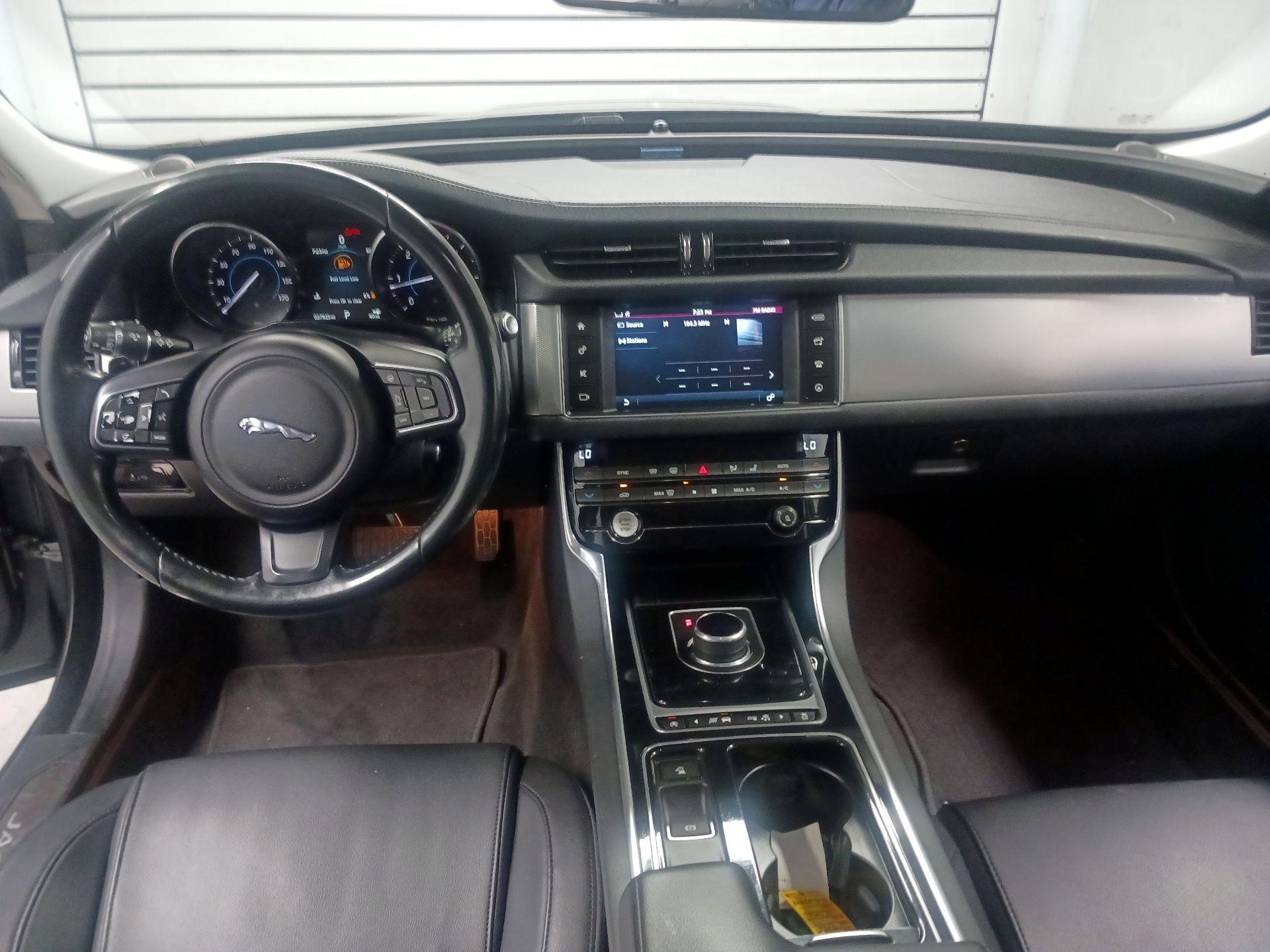 Thumbnail: 2017 Jaguar XF - 9