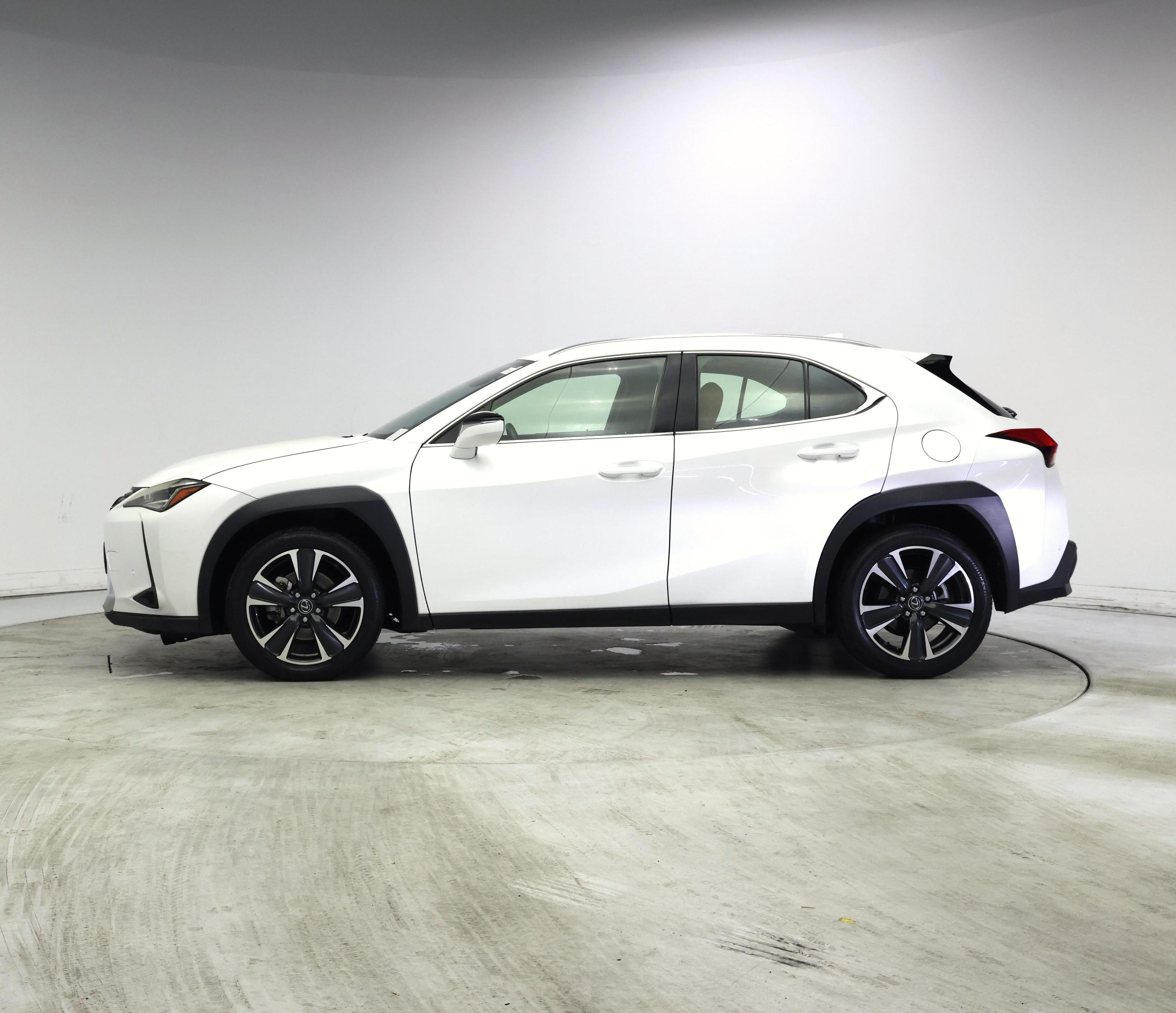 Thumbnail: 2021 Lexus UX - 3