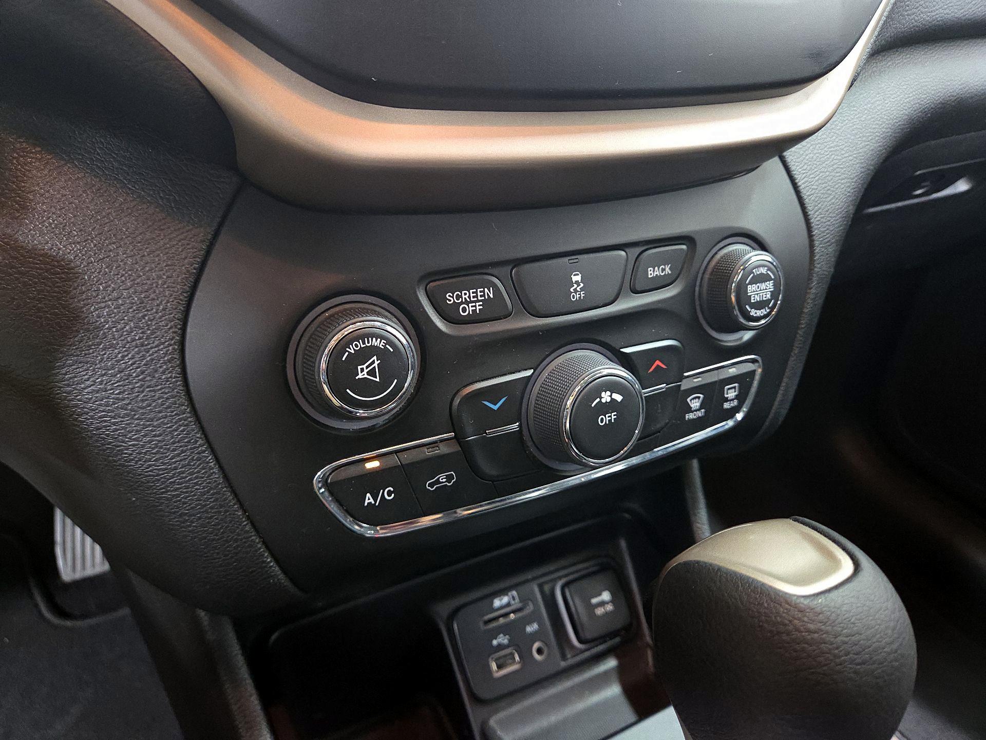 Thumbnail: 2017 Jeep Cherokee - 14