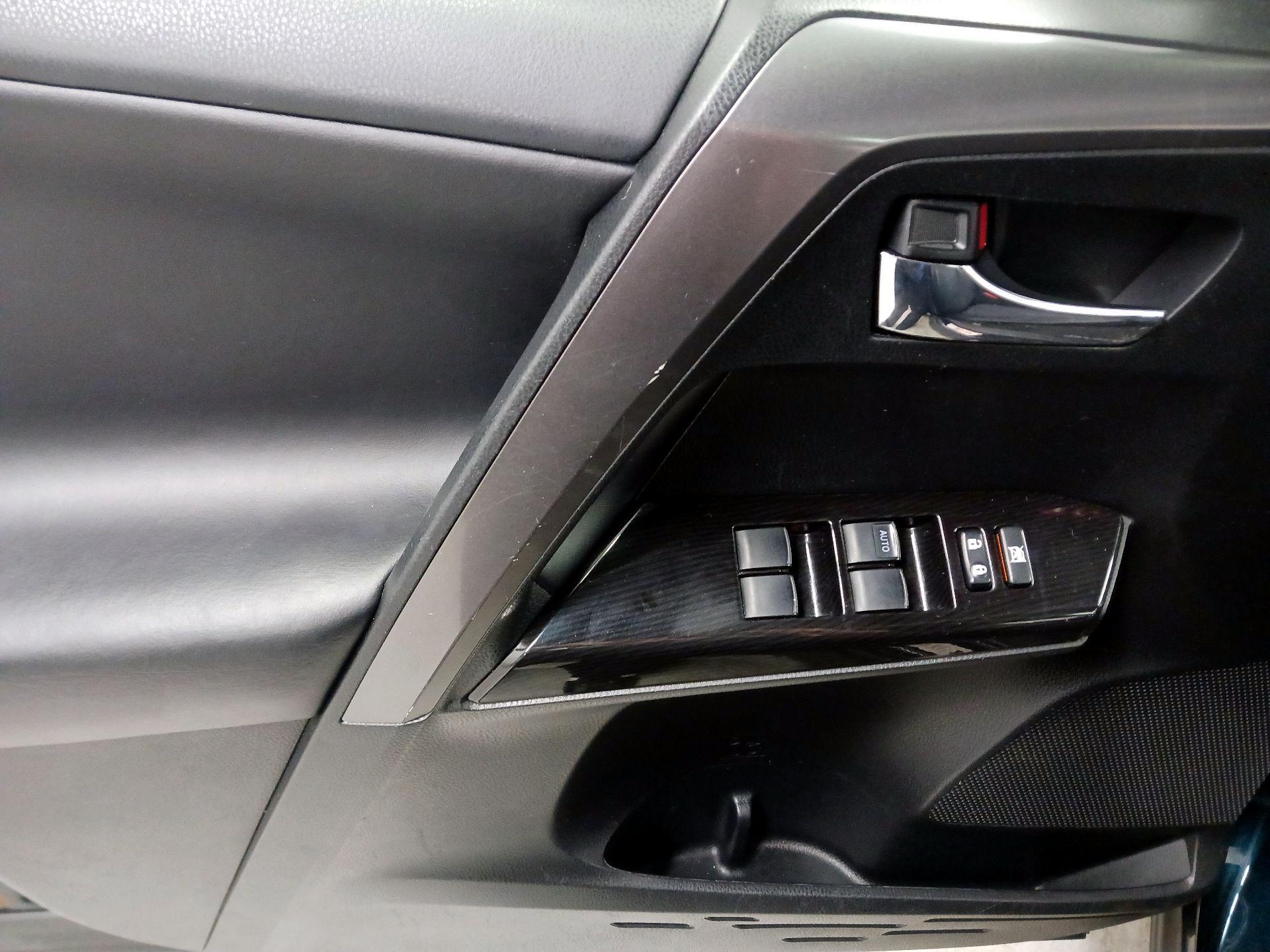 Thumbnail: 2018 Toyota RAV4 - 10