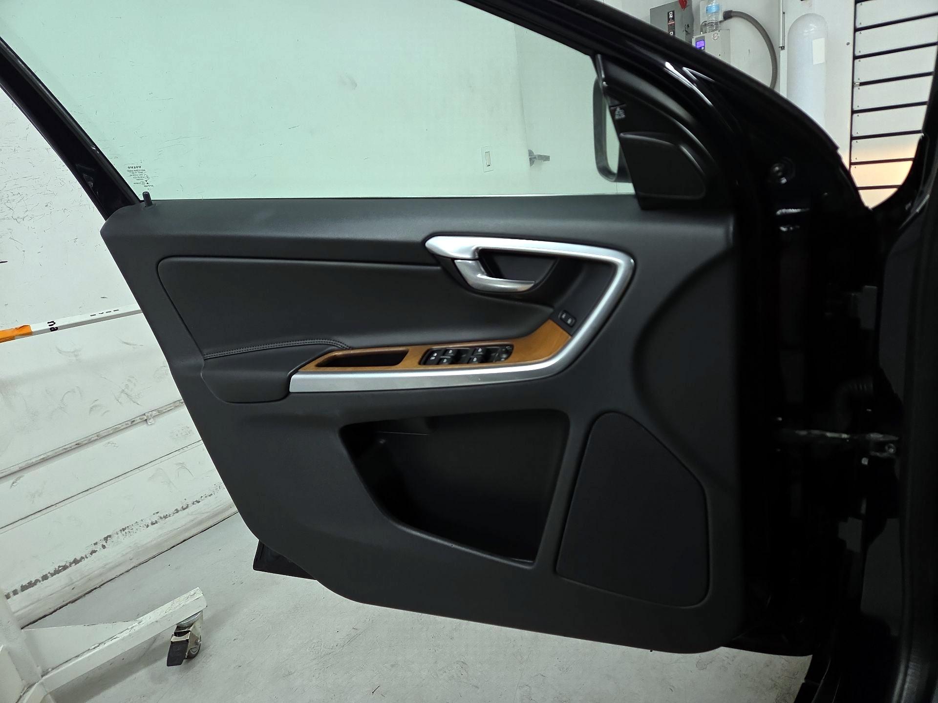 Thumbnail: 2017 Volvo XC60 - 10