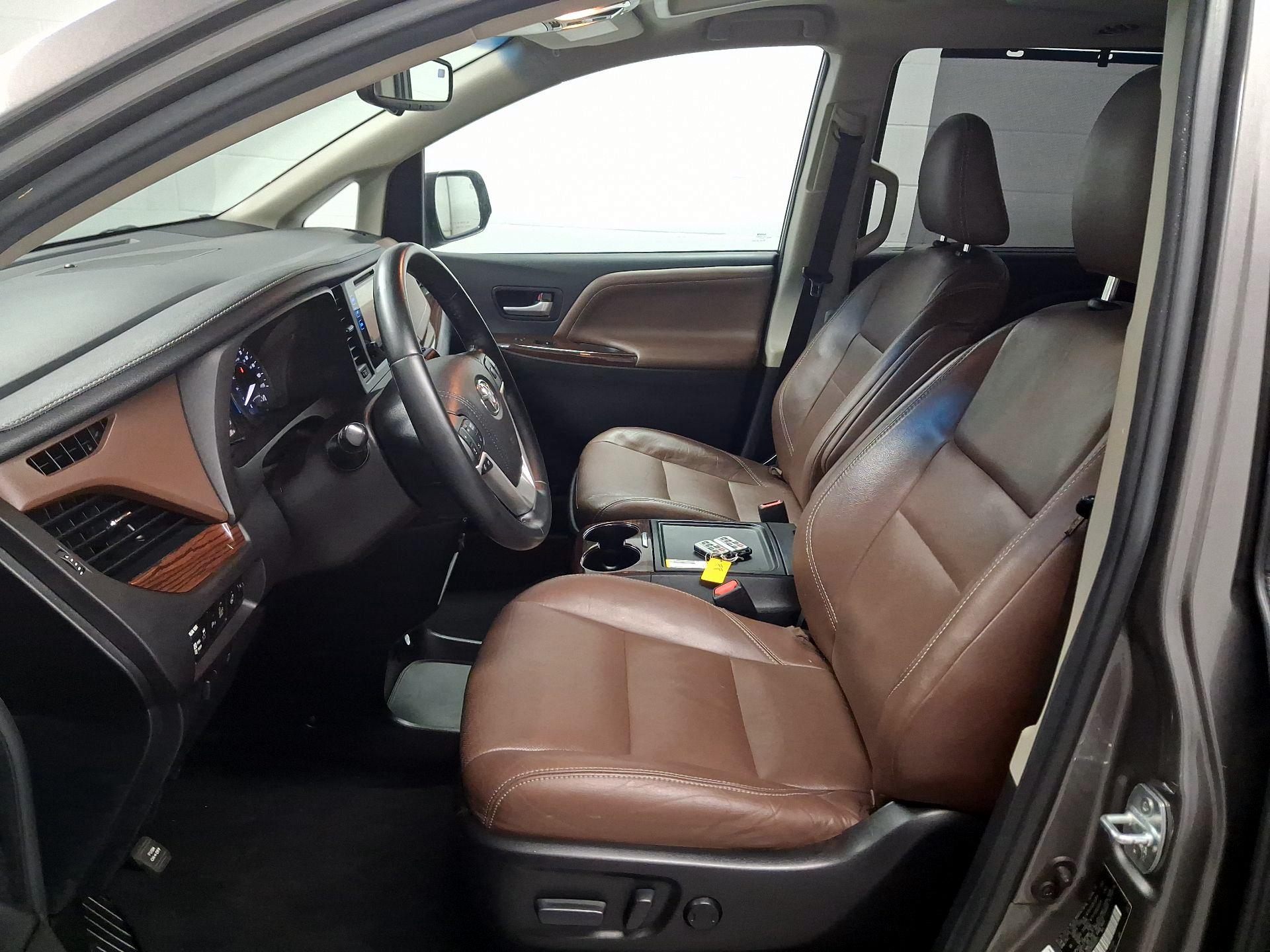 Thumbnail: 2017 Toyota Sienna - 9