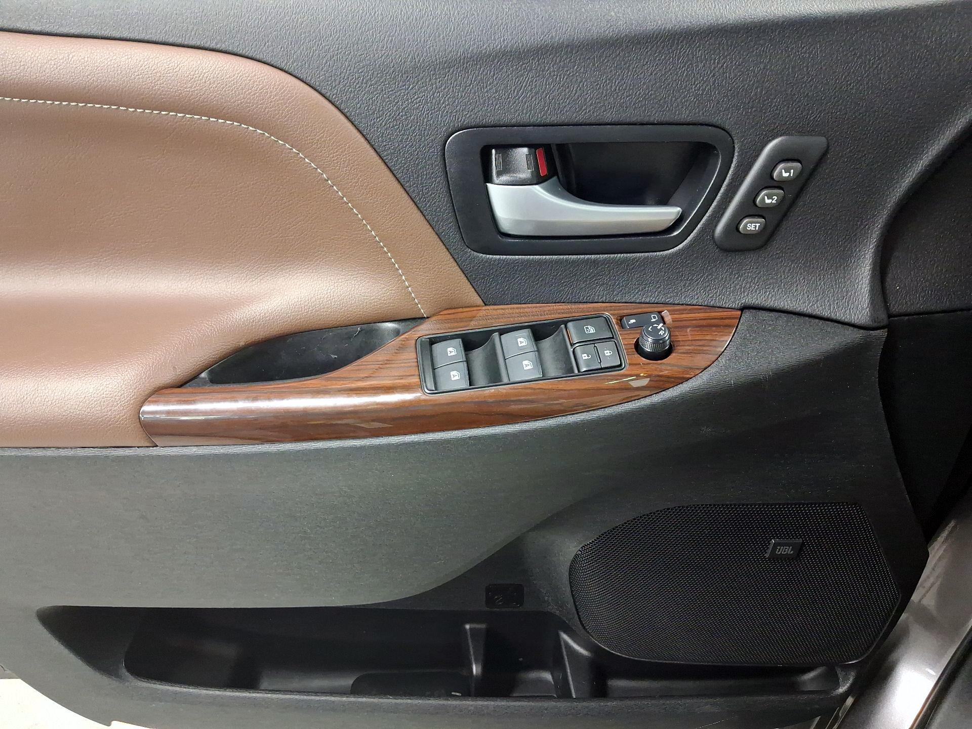 Thumbnail: 2017 Toyota Sienna - 10