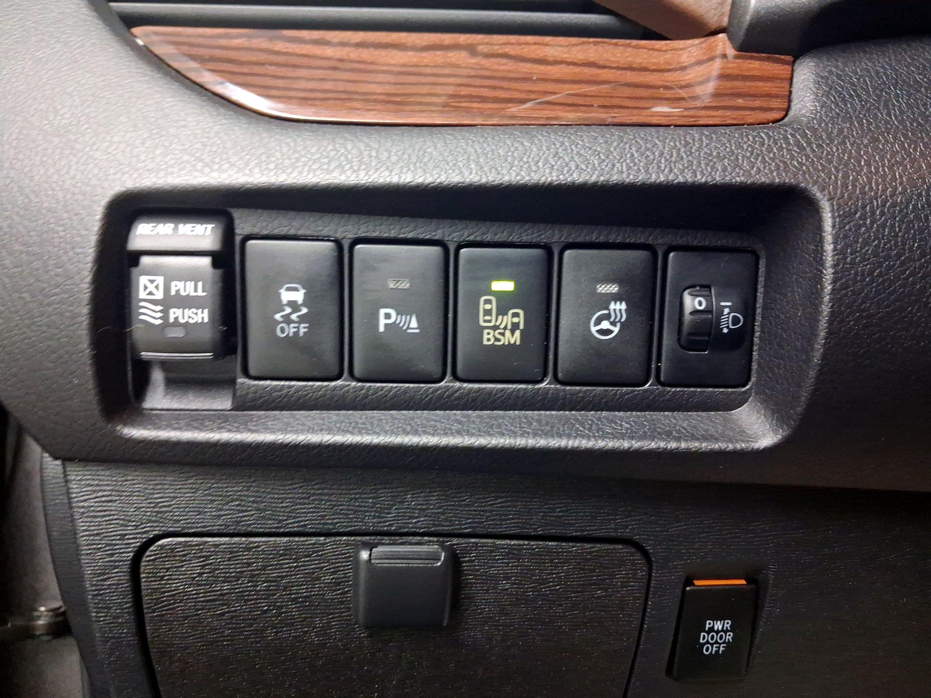Thumbnail: 2017 Toyota Sienna - 11