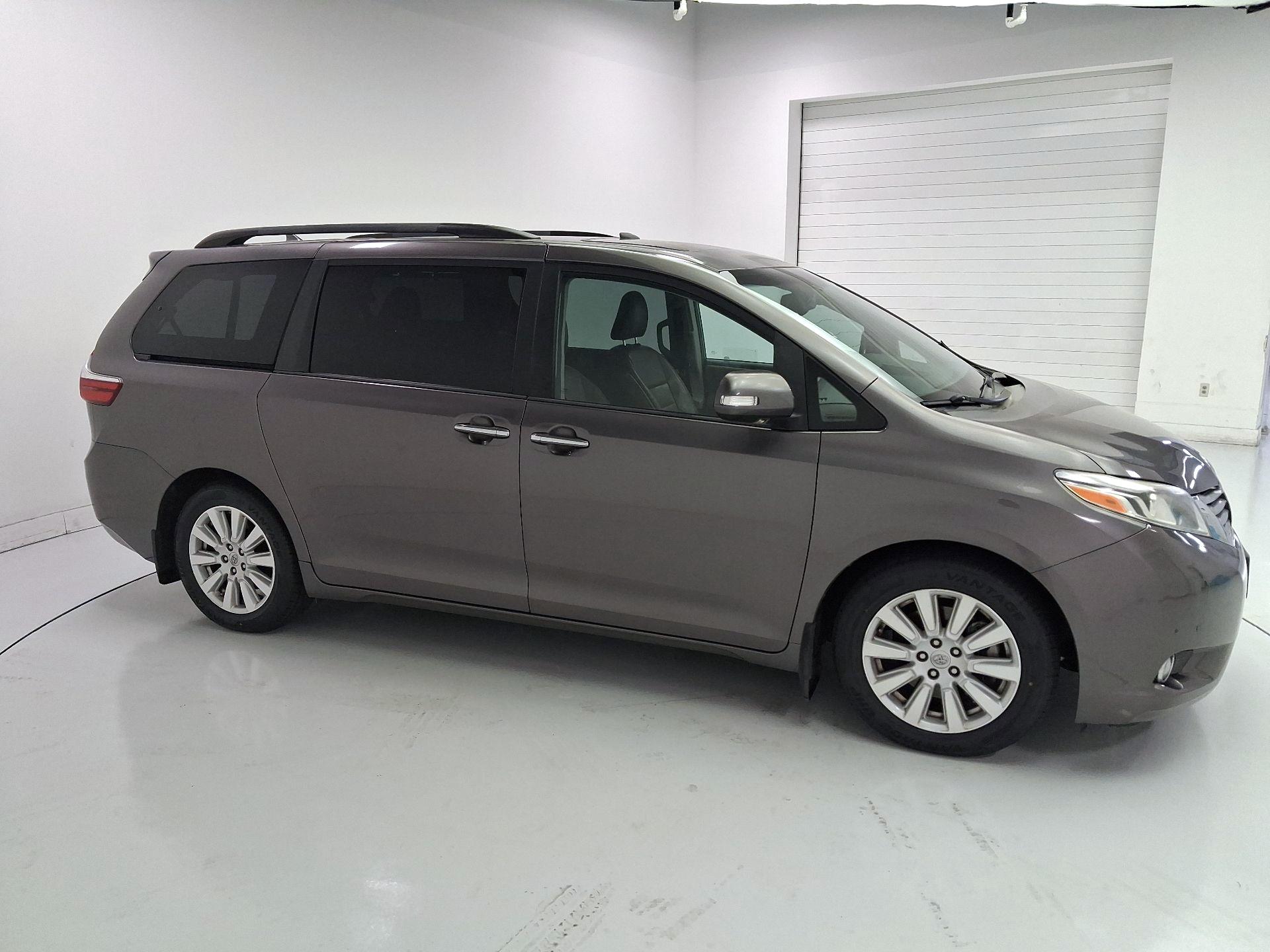 Thumbnail: 2017 Toyota Sienna - 4