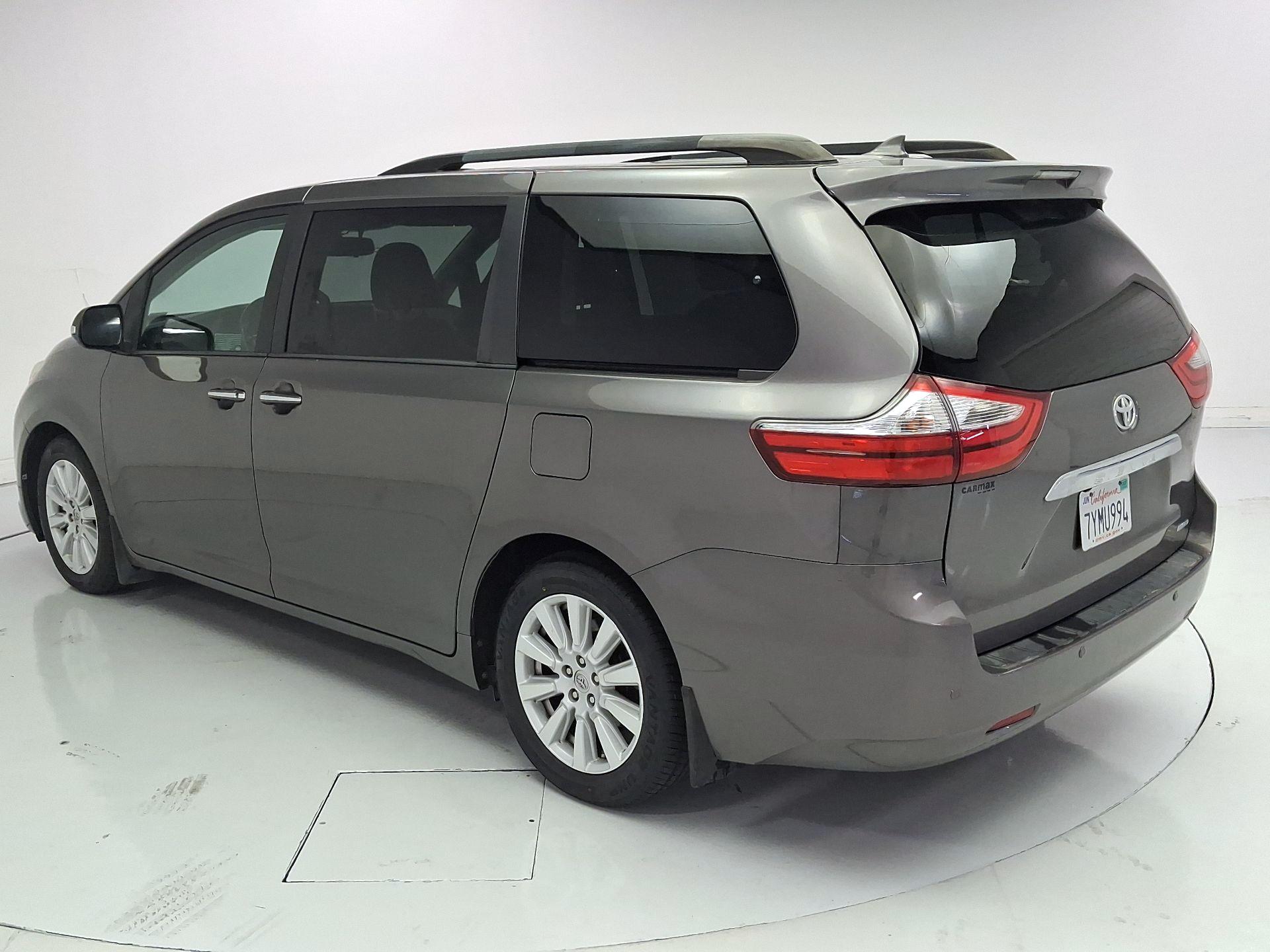 Thumbnail: 2017 Toyota Sienna - 7