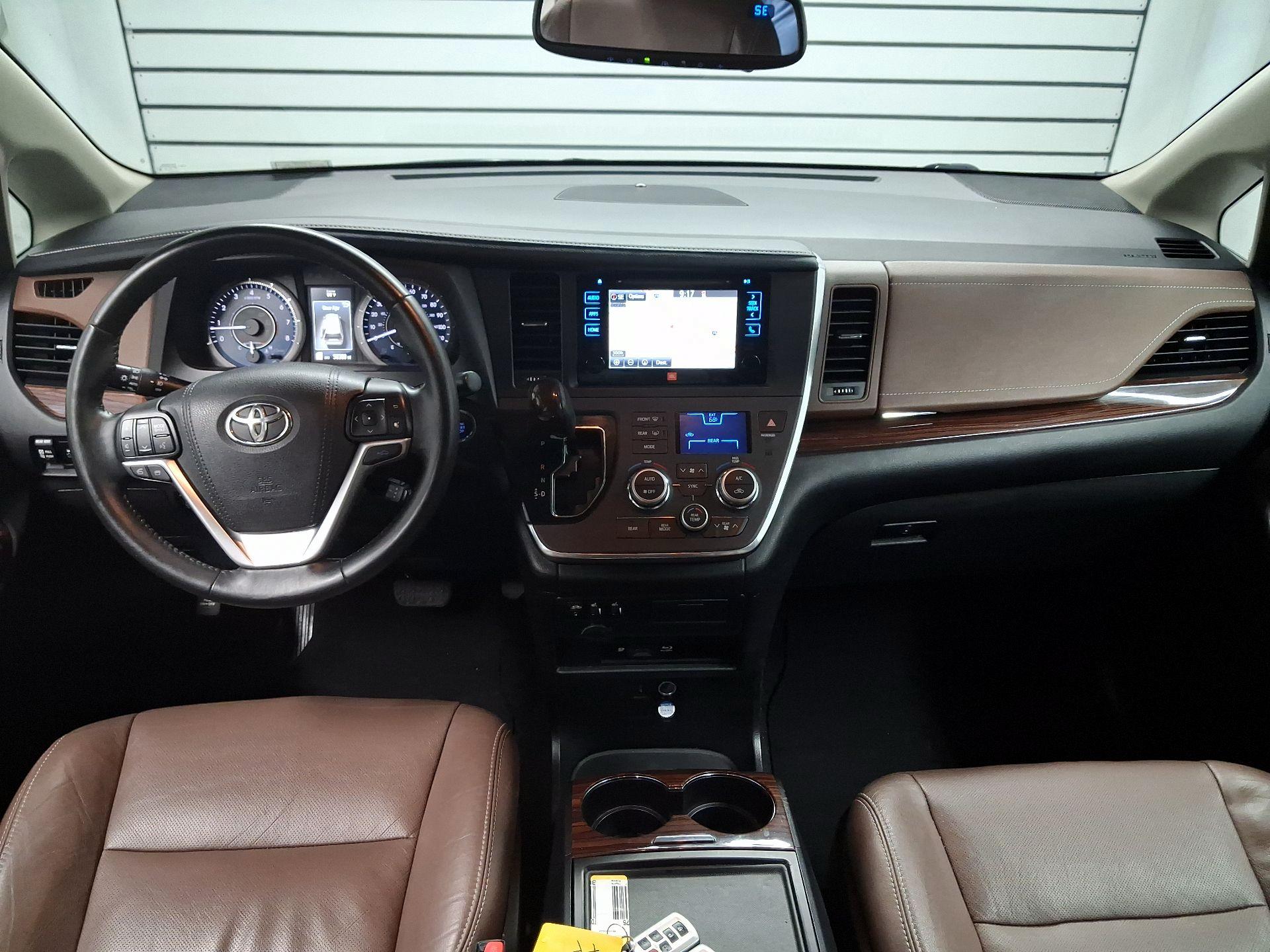 Thumbnail: 2017 Toyota Sienna - 8