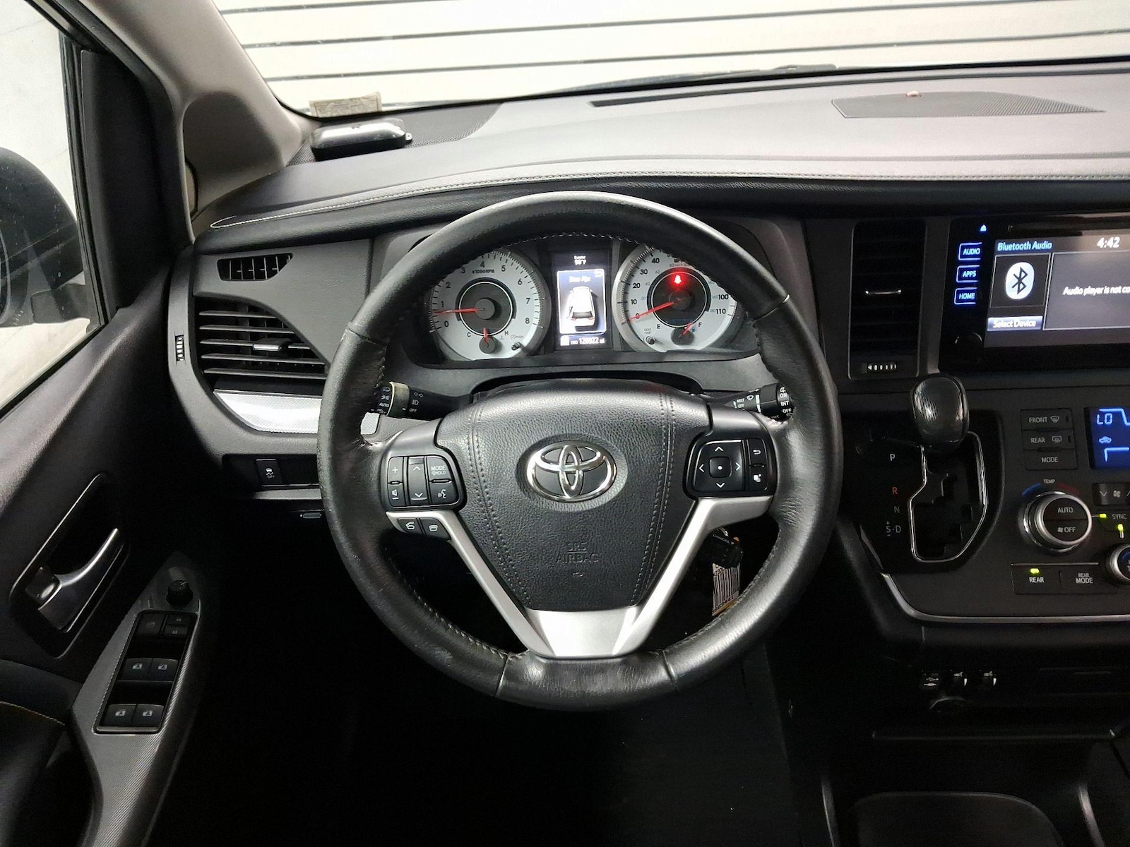 2017 Toyota Sienna SE - Photo 11