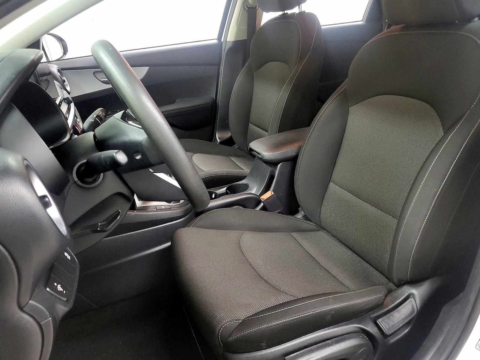 2023 Kia Forte LX - Photo 12