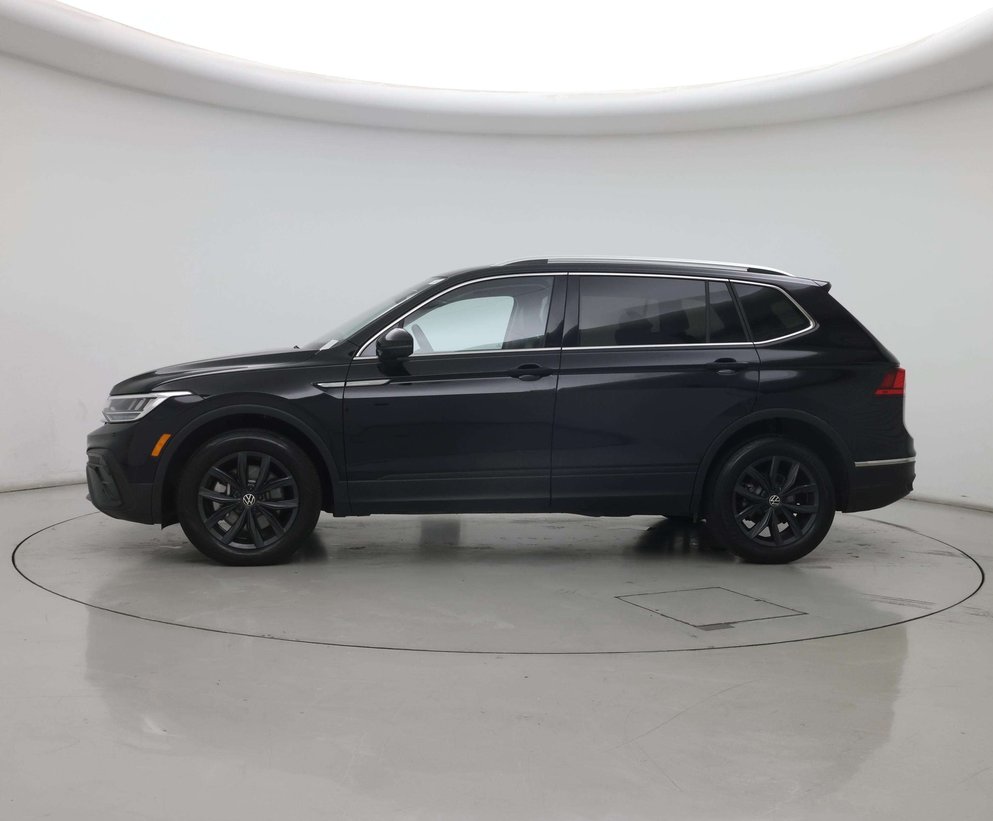 Thumbnail: 2024 Volkswagen Tiguan - 3
