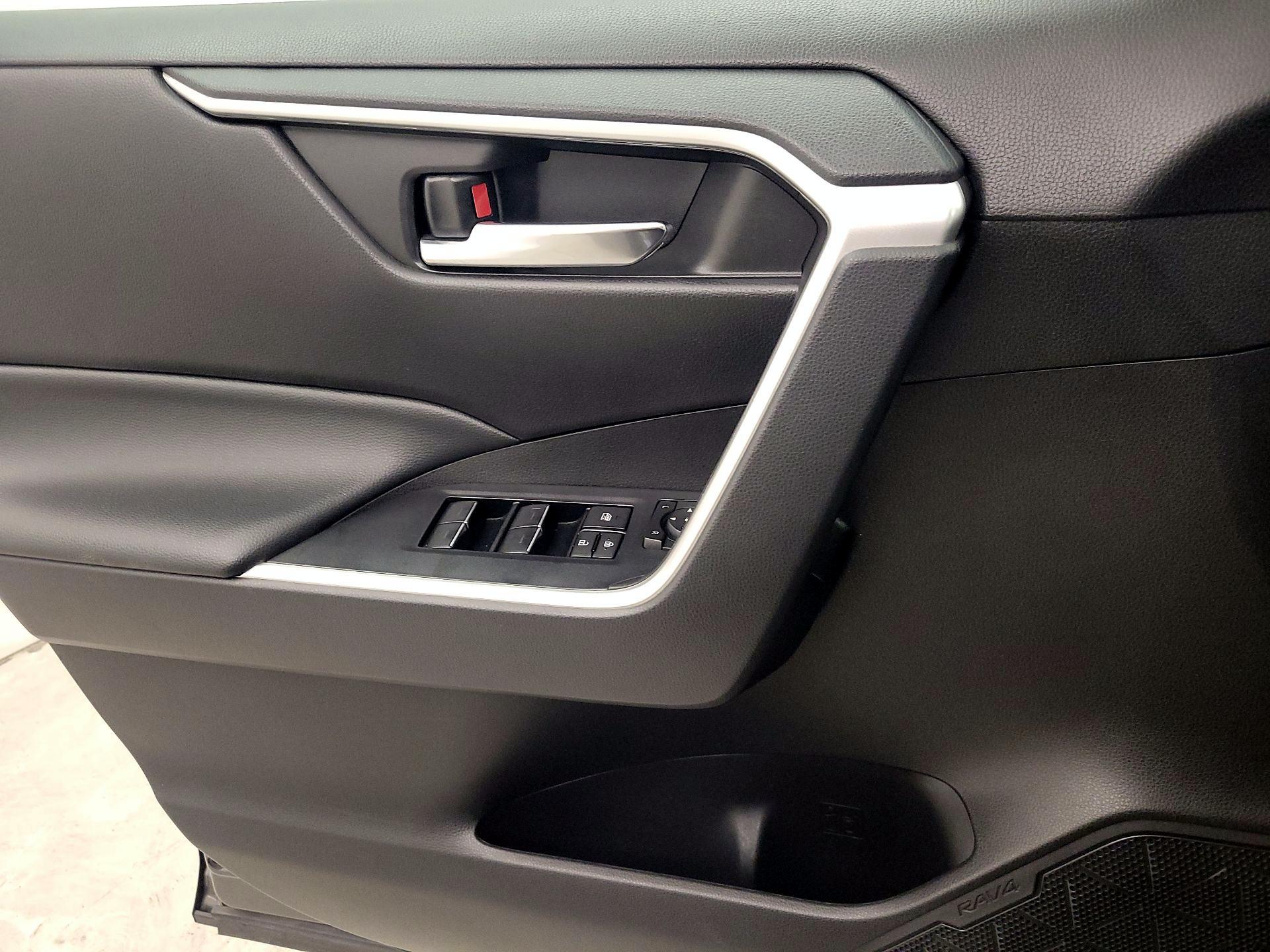 Thumbnail: 2022 Toyota RAV4 - 10