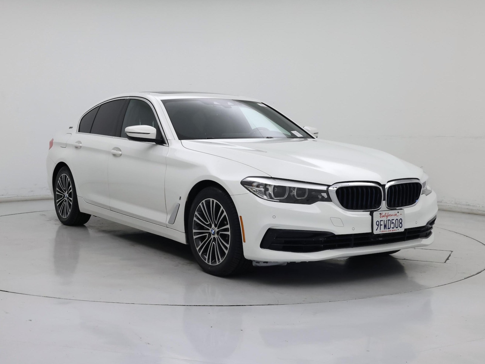 2019 BMW 5 Series 530e - Photo 2