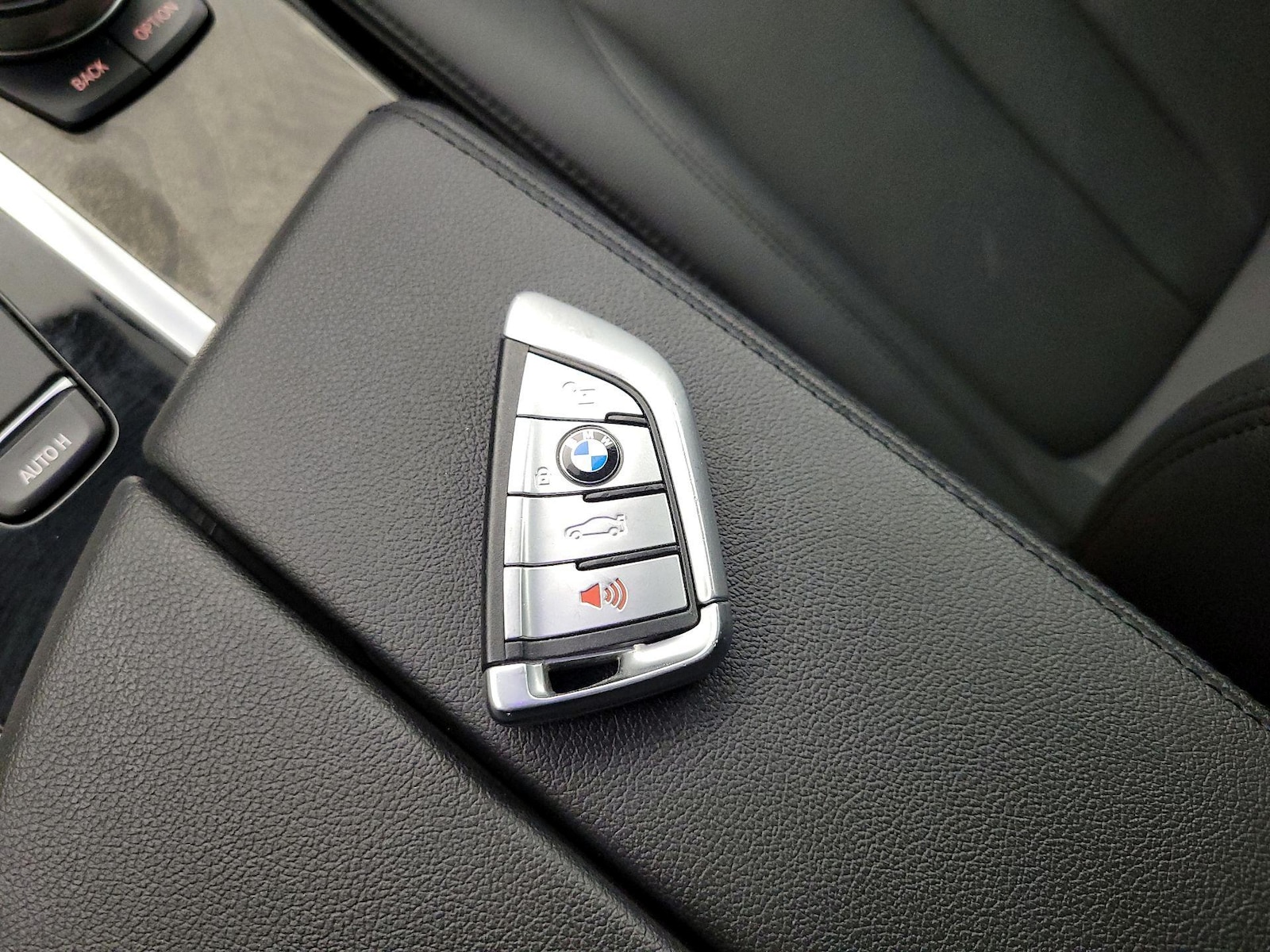 2019 BMW 5 Series 530e - Photo 24