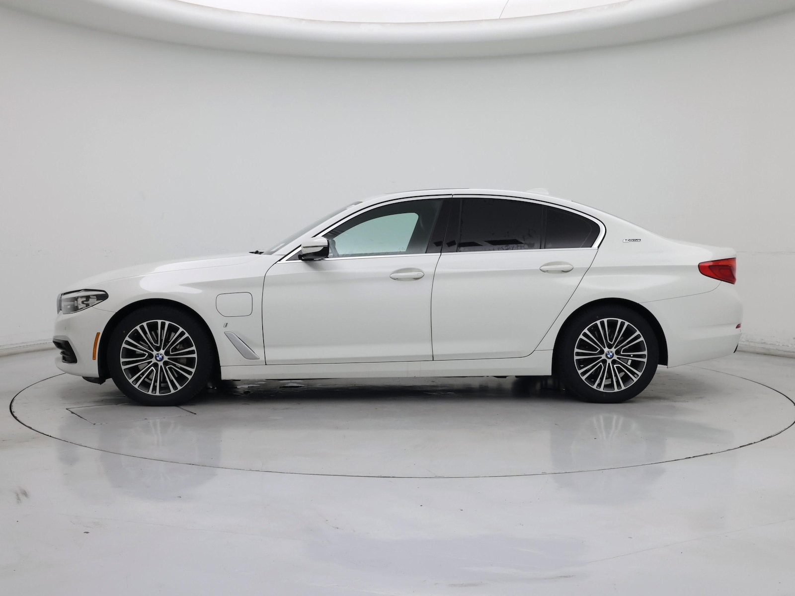 2019 BMW 5 Series 530e - Photo 4