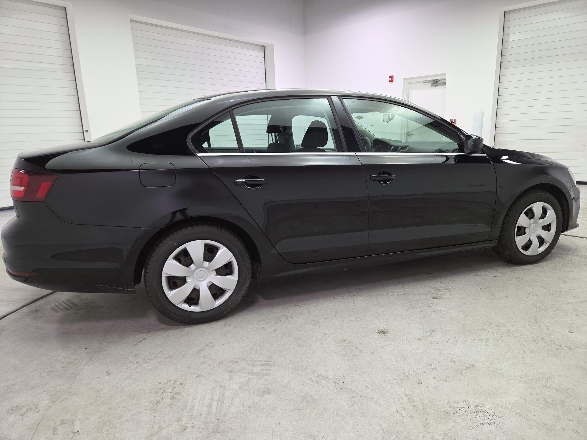 Thumbnail: 2017 Volkswagen Jetta - 4