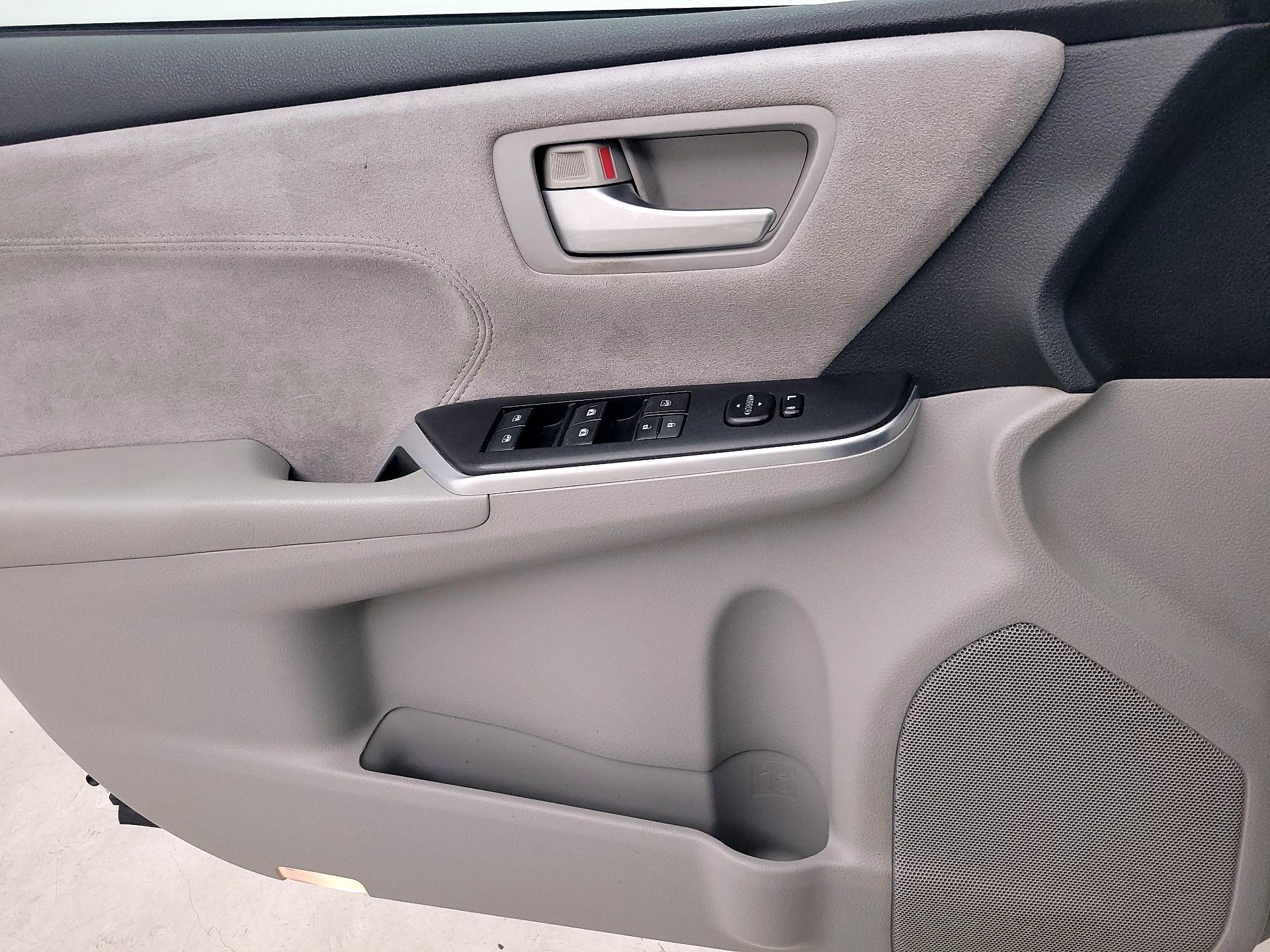 Thumbnail: 2015 Toyota Camry - 10