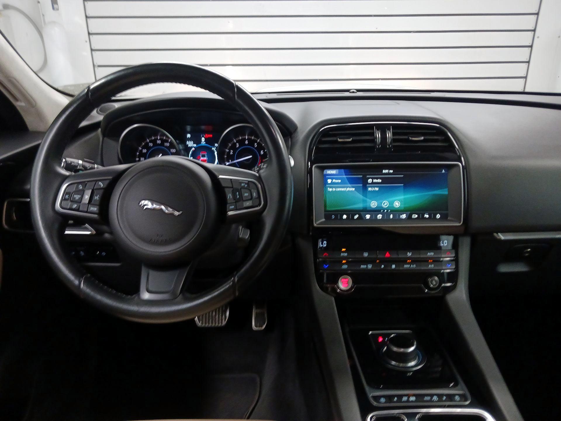 Thumbnail: 2019 Jaguar F-Pace - 9