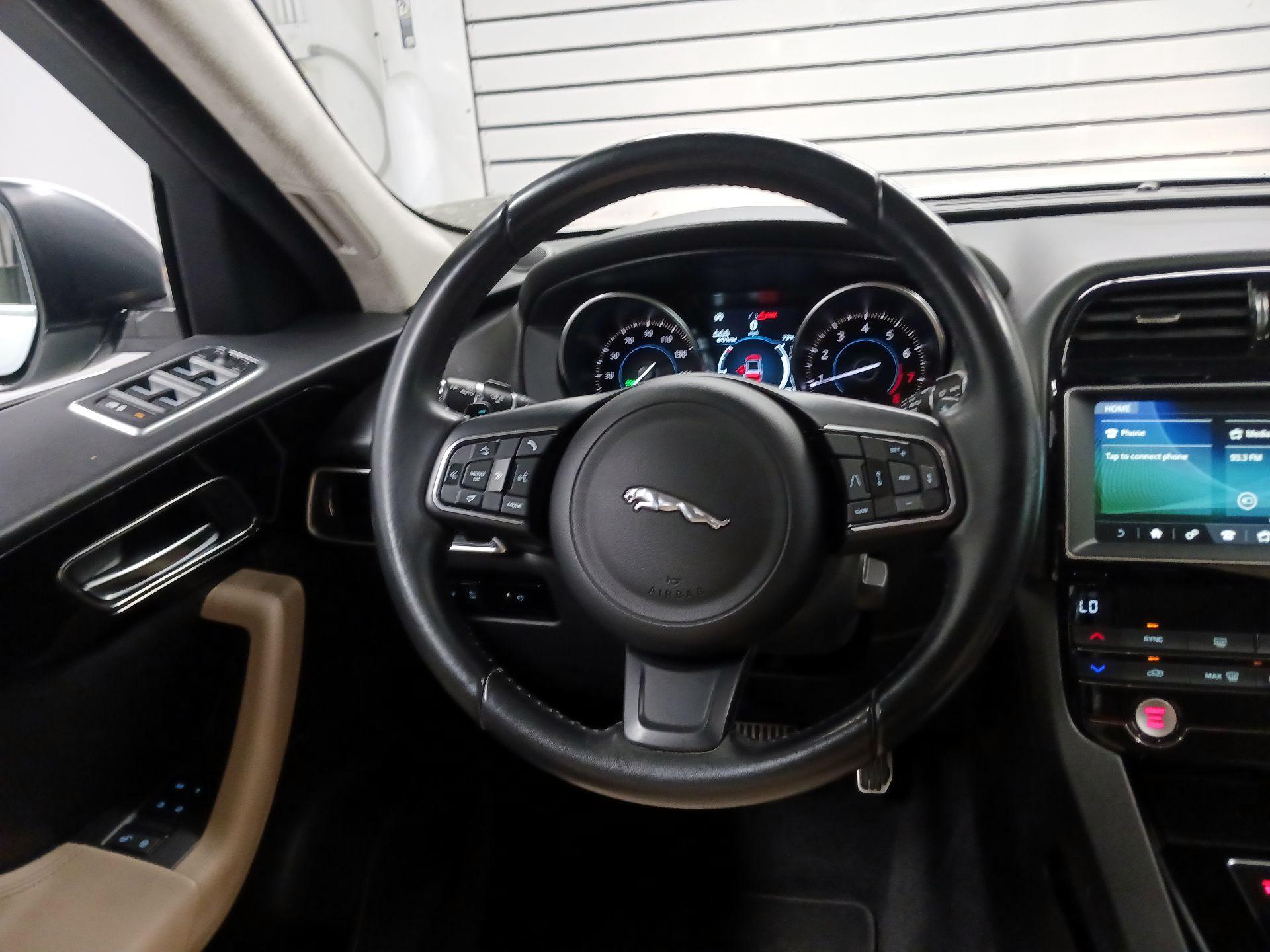 Thumbnail: 2019 Jaguar F-Pace - 10