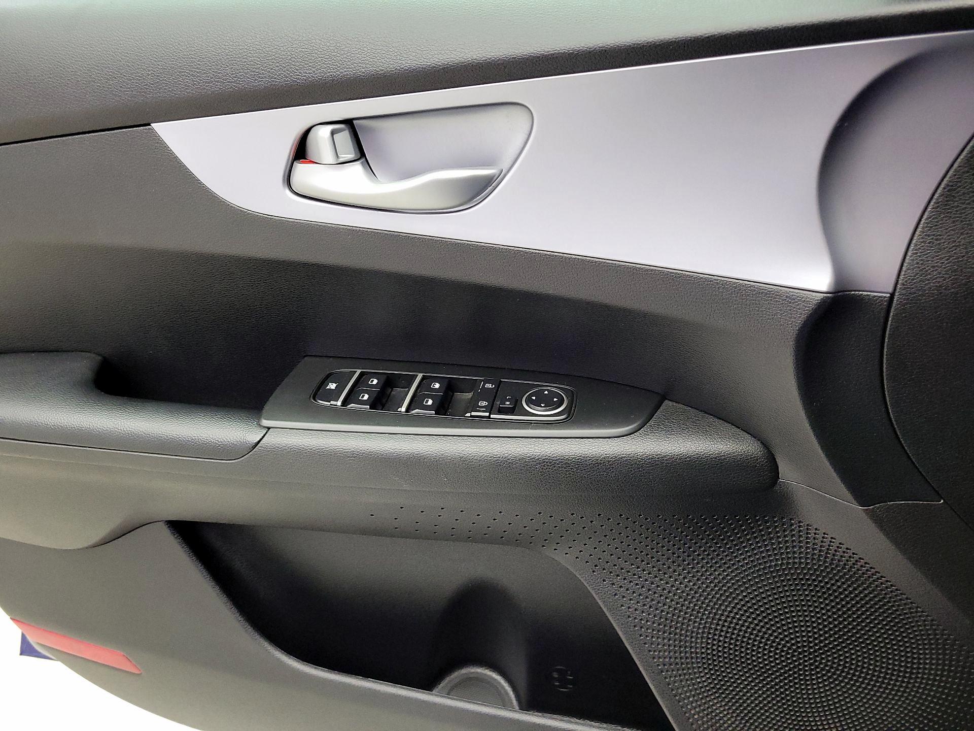 Thumbnail: 2022 Kia Forte - 10