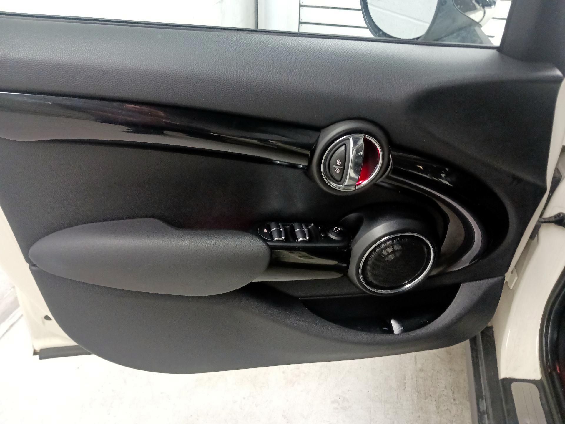 Thumbnail: 2015 MINI Cooper Hardtop - 10