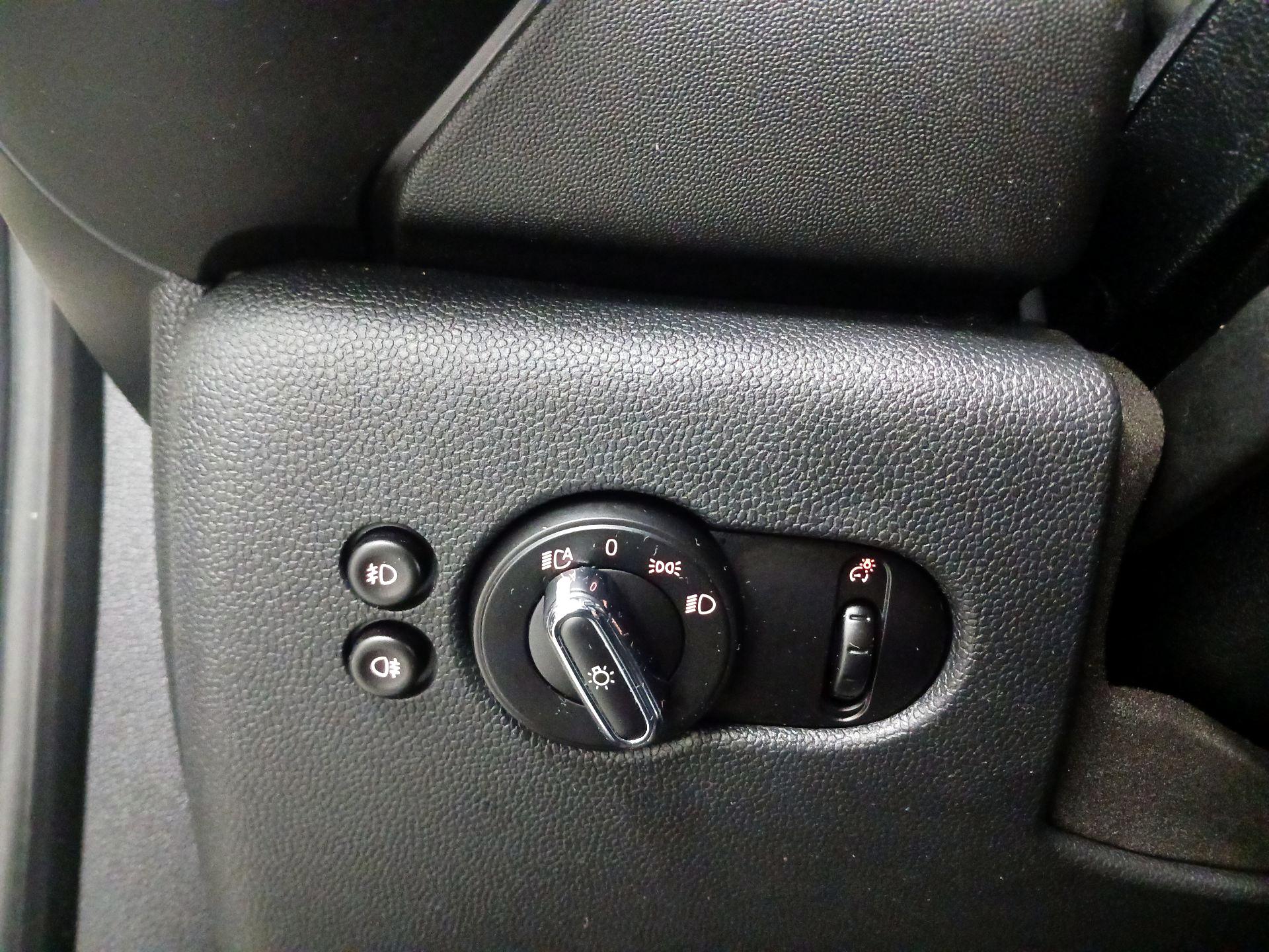 Thumbnail: 2015 MINI Cooper Hardtop - 11