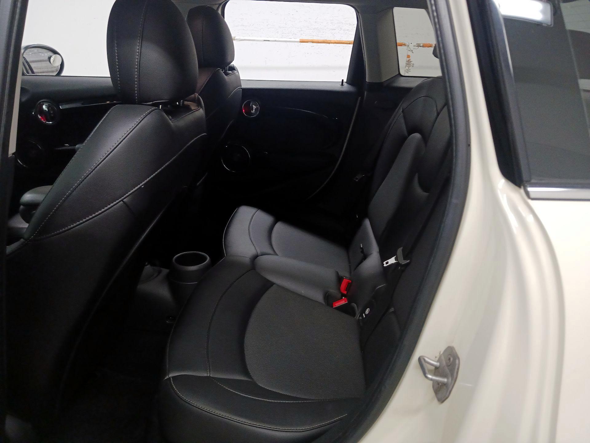 Thumbnail: 2015 MINI Cooper Hardtop - 17