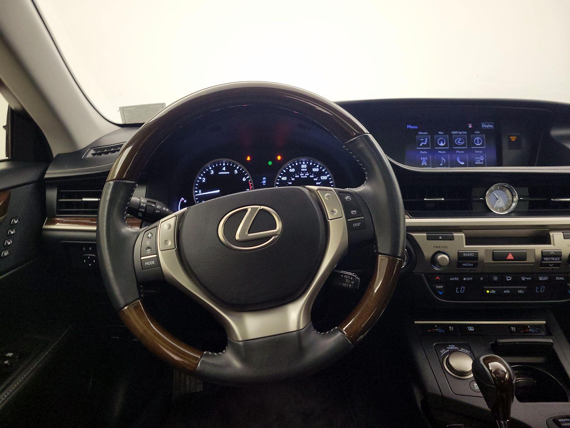 Thumbnail: 2015 Lexus ES - 10